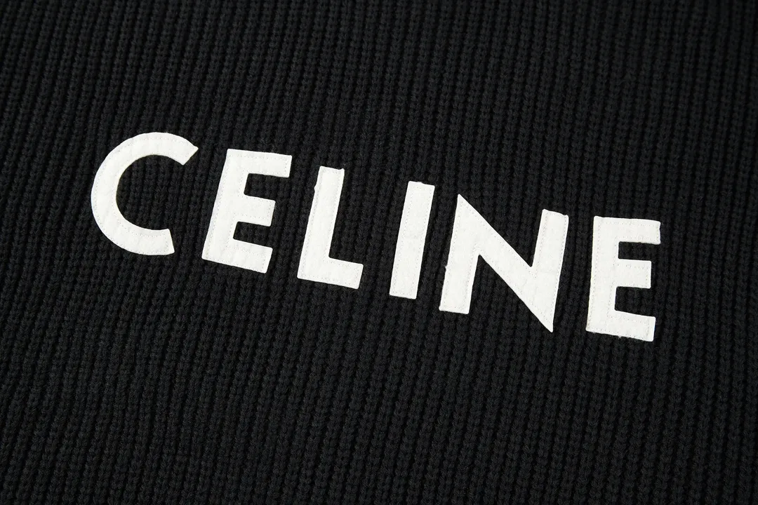 🅿️490 [Exclusive supply] Celine 21FW patchwork crew neck sweater (black). The original version was purchased and developed for 10,500. The fabric is made of custom-woven white velvet 55 wool and 45 small white cotton. The fabrics are mixed and matched to create a ready-to-wear effect that is three-dimensional and not easily deformed. The chest patch fabric is made of real deer suede leather with a plush feel. The version that is not available on the market is entirely made of fabric. The chest logo is embroidered with patches, and the customized logo is compounded on both sides with computer laser to create a three-dimensional effect. The patch is glued and positioned on the surface of the clothes using a computer, and imported No. 7 fine needles are used to route the patch logo tightly to the clothes. Size:S-M-L