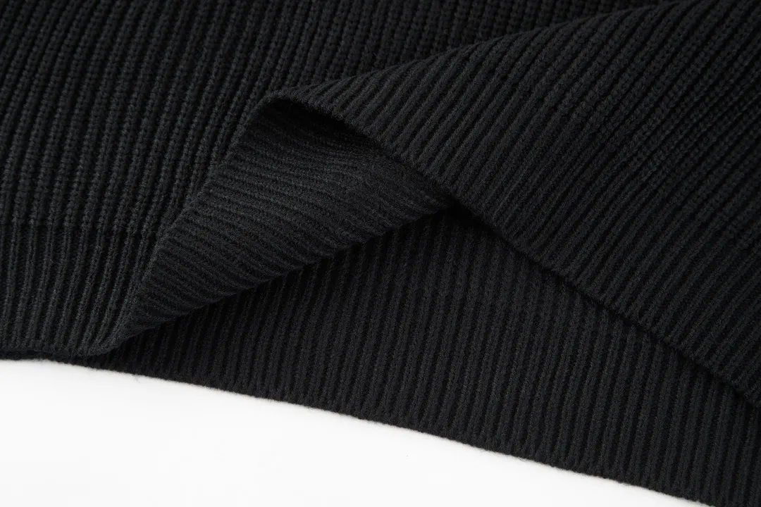🅿️490 [Exclusive supply] Celine 21FW patchwork crew neck sweater (black). The original version was purchased and developed for 10,500. The fabric is made of custom-woven white velvet 55 wool and 45 small white cotton. The fabrics are mixed and matched to create a ready-to-wear effect that is three-dimensional and not easily deformed. The chest patch fabric is made of real deer suede leather with a plush feel. The version that is not available on the market is entirely made of fabric. The chest logo is embroidered with patches, and the customized logo is compounded on both sides with computer laser to create a three-dimensional effect. The patch is glued and positioned on the surface of the clothes using a computer, and imported No. 7 fine needles are used to route the patch logo tightly to the clothes. Size:S-M-L