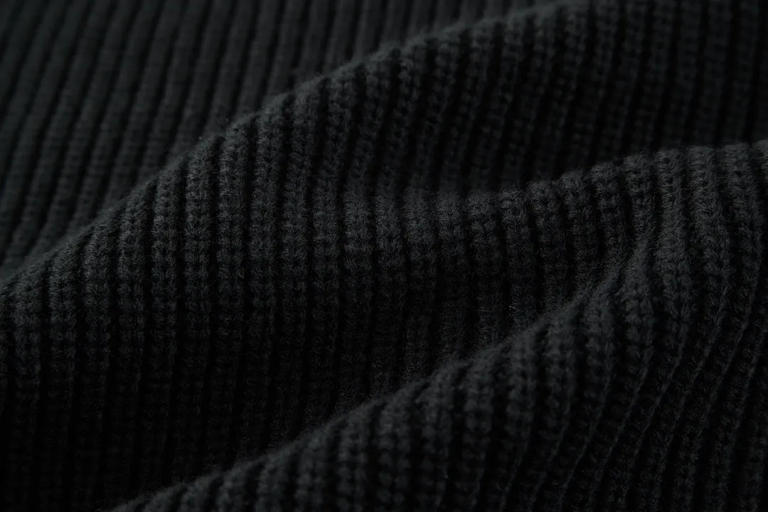 🅿️490 [Exclusive supply] Celine 21FW patchwork crew neck sweater (black). The original version was purchased and developed for 10,500. The fabric is made of custom-woven white velvet 55 wool and 45 small white cotton. The fabrics are mixed and matched to create a ready-to-wear effect that is three-dimensional and not easily deformed. The chest patch fabric is made of real deer suede leather with a plush feel. The version that is not available on the market is entirely made of fabric. The chest logo is embroidered with patches, and the customized logo is compounded on both sides with computer laser to create a three-dimensional effect. The patch is glued and positioned on the surface of the clothes using a computer, and imported No. 7 fine needles are used to route the patch logo tightly to the clothes. Size:S-M-L