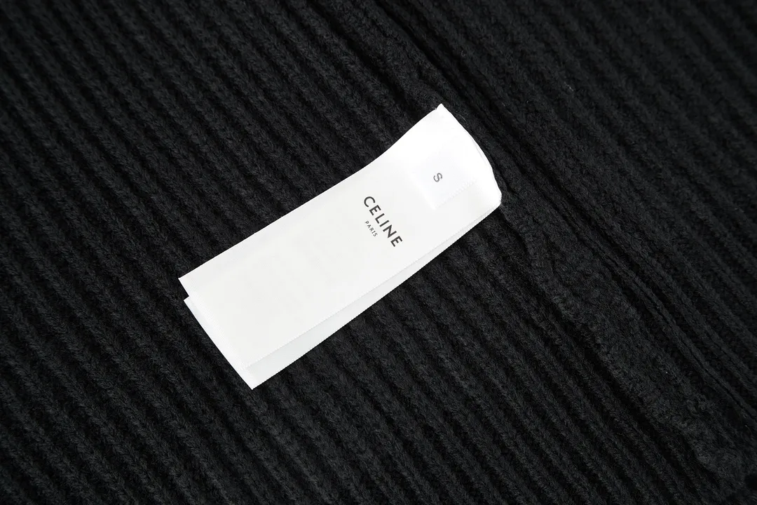 🅿️490 [Exclusive supply] Celine 21FW patchwork crew neck sweater (black). The original version was purchased and developed for 10,500. The fabric is made of custom-woven white velvet 55 wool and 45 small white cotton. The fabrics are mixed and matched to create a ready-to-wear effect that is three-dimensional and not easily deformed. The chest patch fabric is made of real deer suede leather with a plush feel. The version that is not available on the market is entirely made of fabric. The chest logo is embroidered with patches, and the customized logo is compounded on both sides with computer laser to create a three-dimensional effect. The patch is glued and positioned on the surface of the clothes using a computer, and imported No. 7 fine needles are used to route the patch logo tightly to the clothes. Size:S-M-L