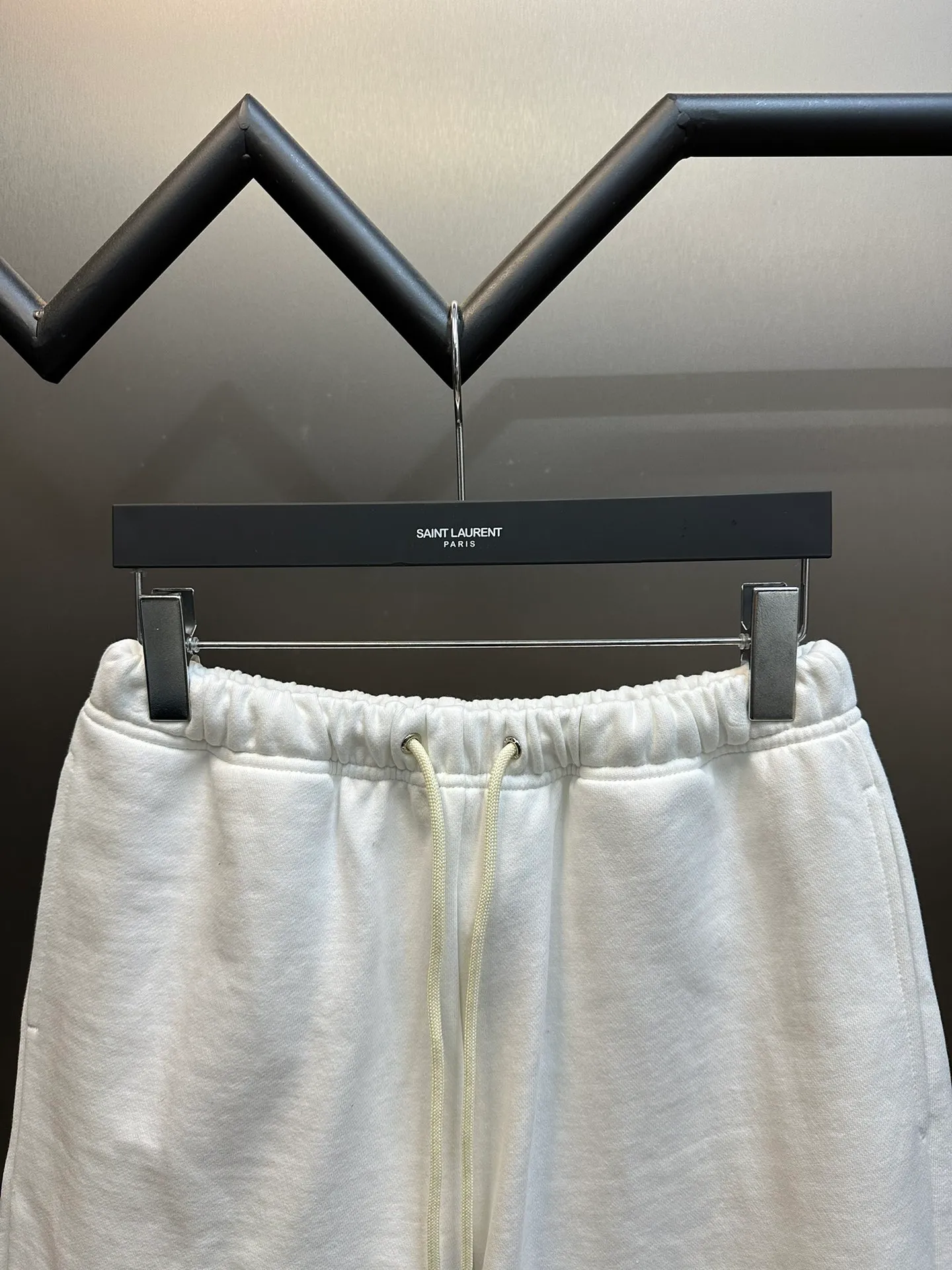 🅿️330 Celine embroidered casual shorts are made of trendy cotton David fabric. The left trouser leg is decorated with CELINE embroidery and is embellished with a unique loose beard, showing laziness and casualness.  It adopts imported machine embroidery technology, advanced computer control system and precision mechanical components to achieve precise and efficient embroidery operations. The fabrics have been fermented and washed, which makes them feel better and not easy to deform or shrink.  size：s m l xl