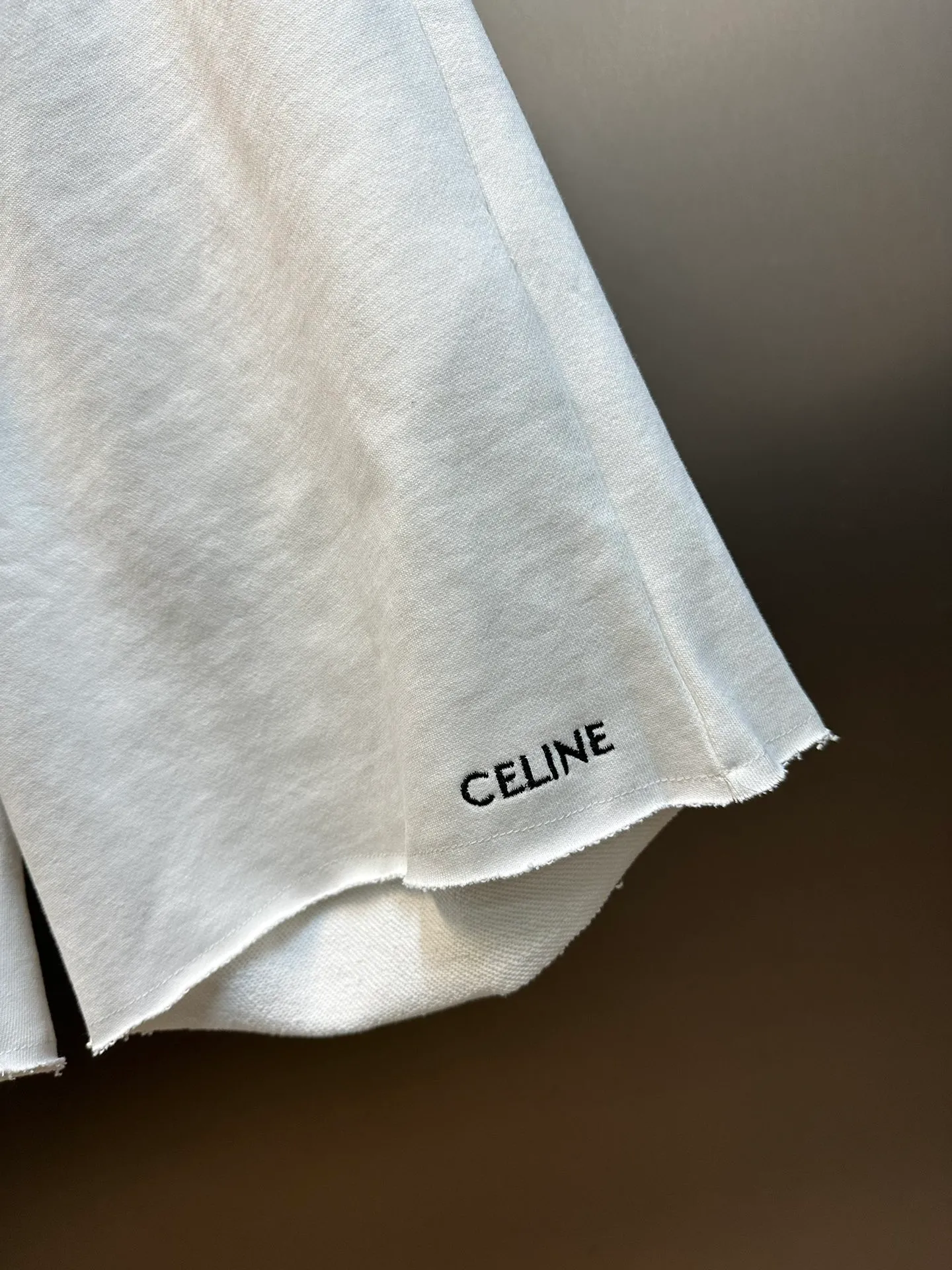 🅿️330 Celine embroidered casual shorts are made of trendy cotton David fabric. The left trouser leg is decorated with CELINE embroidery and is embellished with a unique loose beard, showing laziness and casualness.  It adopts imported machine embroidery technology, advanced computer control system and precision mechanical components to achieve precise and efficient embroidery operations. The fabrics have been fermented and washed, which makes them feel better and not easy to deform or shrink.  size：s m l xl
