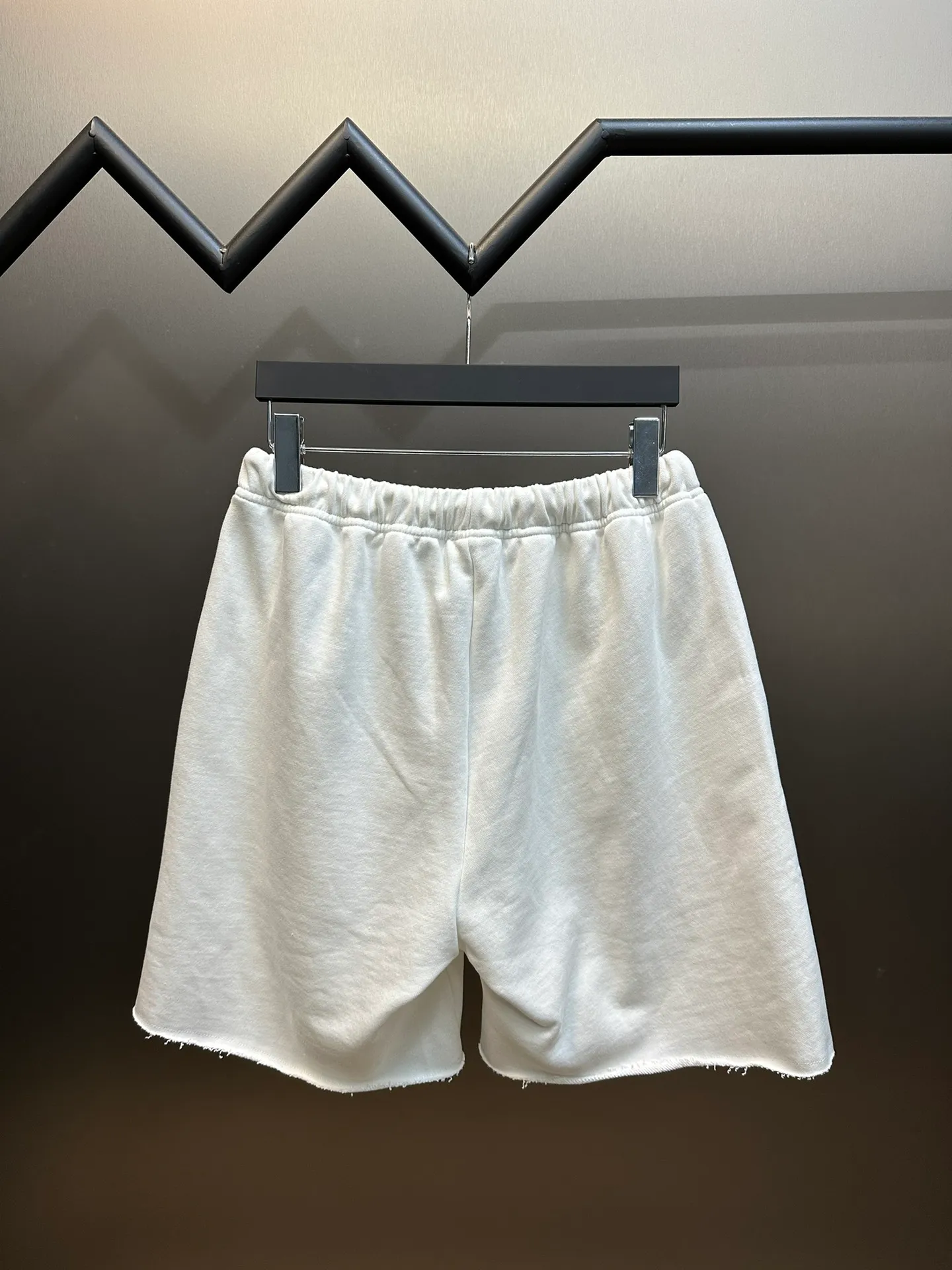 🅿️330 Celine embroidered casual shorts are made of trendy cotton David fabric. The left trouser leg is decorated with CELINE embroidery and is embellished with a unique loose beard, showing laziness and casualness.  It adopts imported machine embroidery technology, advanced computer control system and precision mechanical components to achieve precise and efficient embroidery operations. The fabrics have been fermented and washed, which makes them feel better and not easy to deform or shrink.  size：s m l xl