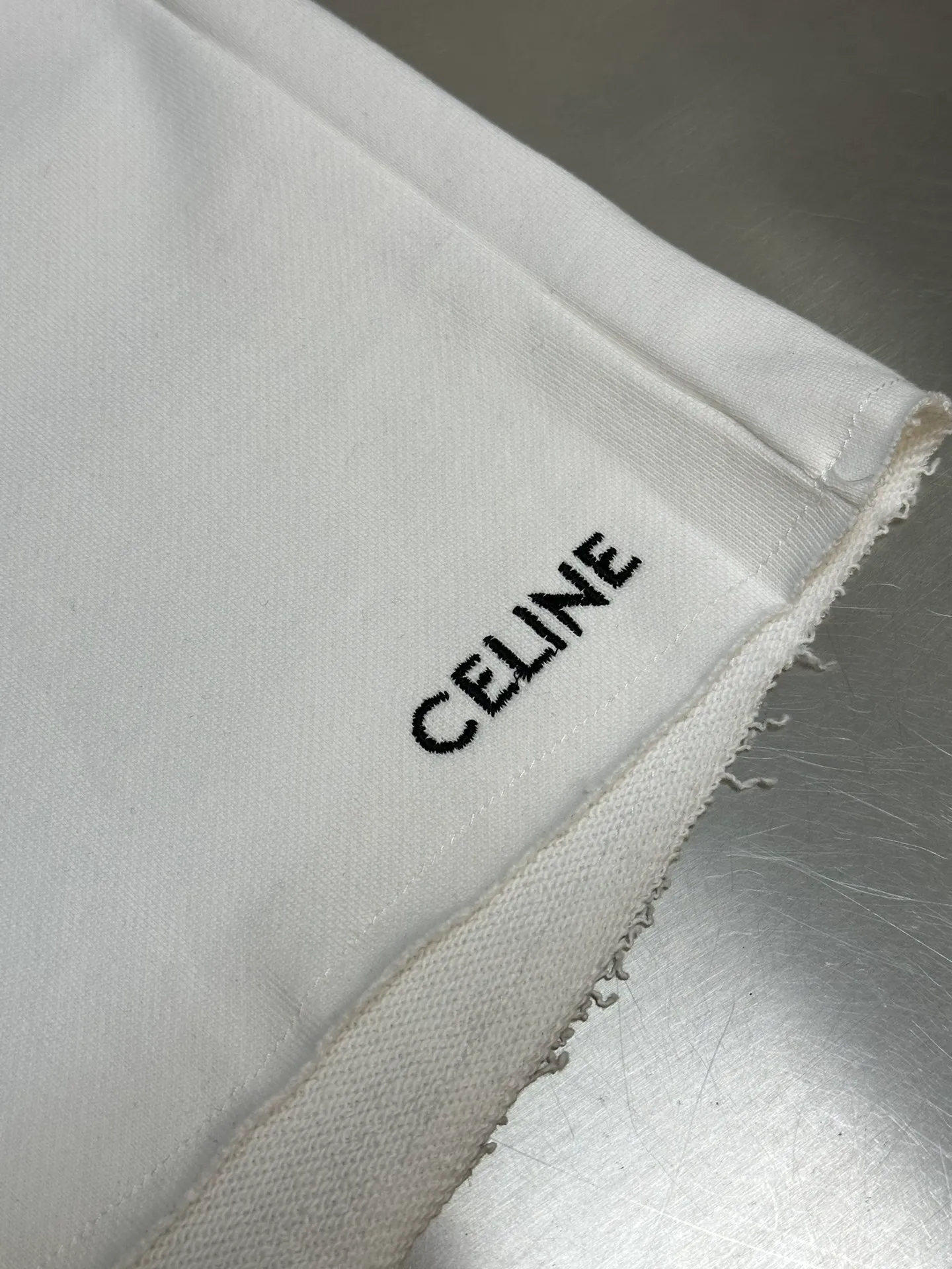 🅿️330 Celine embroidered casual shorts are made of trendy cotton David fabric. The left trouser leg is decorated with CELINE embroidery and is embellished with a unique loose beard, showing laziness and casualness.  It adopts imported machine embroidery technology, advanced computer control system and precision mechanical components to achieve precise and efficient embroidery operations. The fabrics have been fermented and washed, which makes them feel better and not easy to deform or shrink.  size：s m l xl