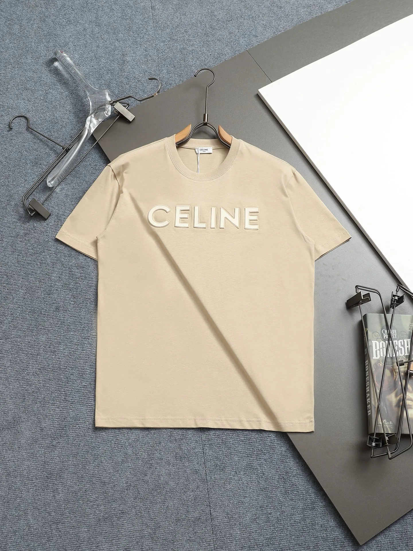 🅿️170 [Boutique] CELINE 3D three-dimensional embossed short-sleeved fabric: specifications are made of solid 280g 100% cotton, Lamborghini in knitting, custom-woven and dyed! It is a highly sensitive special color. Our requirement for the fabric is to use imported dyes under UV light and D65 light. It took half a month to adjust the color. The color thickness cannot be achieved by ordinary dyes. The cost of the fabric is twice that of ordinary color fabrics. The cost is extremely expensive!                  Printing: Using imported glue, no burrs, the printing texture is clearly visible, the printing details can be seen in the picture, the thickness and texture are completely restored, the wiring workmanship is produced with high requirements, and it is impeccable! Packaging: 12C thickened packaging bag, supporting thickened glossy paper and anti-counterfeiting buckle.                          Size: XS S M L