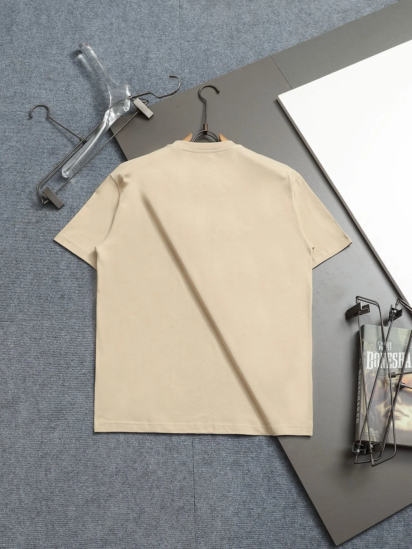 🅿️170 [Boutique] CELINE 3D three-dimensional embossed short-sleeved fabric: specifications are made of solid 280g 100% cotton, Lamborghini in knitting, custom-woven and dyed! It is a highly sensitive special color. Our requirement for the fabric is to use imported dyes under UV light and D65 light. It took half a month to adjust the color. The color thickness cannot be achieved by ordinary dyes. The cost of the fabric is twice that of ordinary color fabrics. The cost is extremely expensive!                  Printing: Using imported glue, no burrs, the printing texture is clearly visible, the printing details can be seen in the picture, the thickness and texture are completely restored, the wiring workmanship is produced with high requirements, and it is impeccable! Packaging: 12C thickened packaging bag, supporting thickened glossy paper and anti-counterfeiting buckle.                          Size: XS S M L