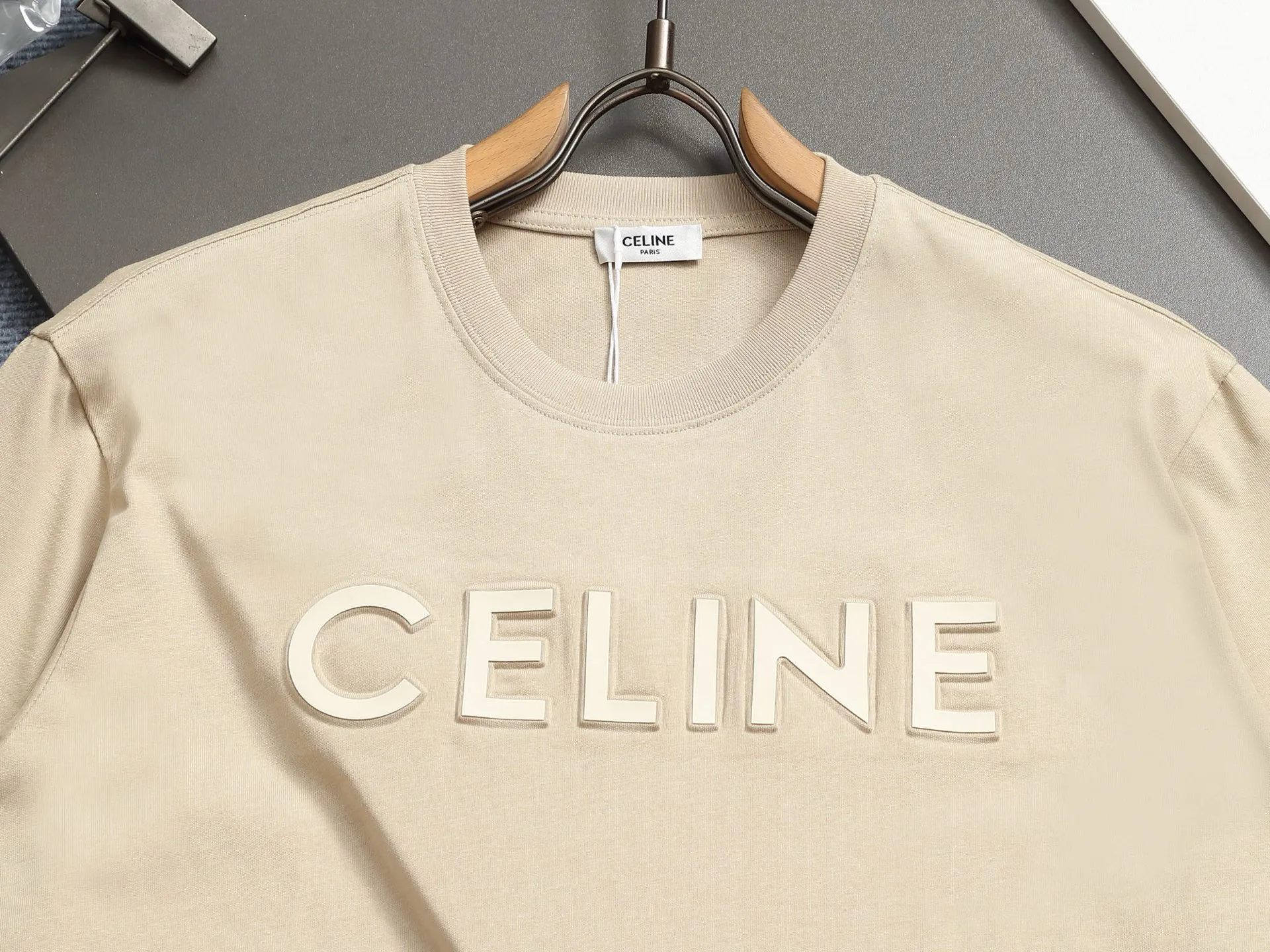 🅿️170 [Boutique] CELINE 3D three-dimensional embossed short-sleeved fabric: specifications are made of solid 280g 100% cotton, Lamborghini in knitting, custom-woven and dyed! It is a highly sensitive special color. Our requirement for the fabric is to use imported dyes under UV light and D65 light. It took half a month to adjust the color. The color thickness cannot be achieved by ordinary dyes. The cost of the fabric is twice that of ordinary color fabrics. The cost is extremely expensive!                  Printing: Using imported glue, no burrs, the printing texture is clearly visible, the printing details can be seen in the picture, the thickness and texture are completely restored, the wiring workmanship is produced with high requirements, and it is impeccable! Packaging: 12C thickened packaging bag, supporting thickened glossy paper and anti-counterfeiting buckle.                          Size: XS S M L