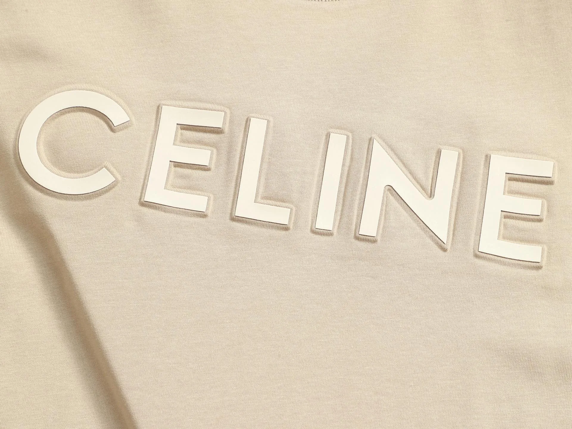 🅿️170 [Boutique] CELINE 3D three-dimensional embossed short-sleeved fabric: specifications are made of solid 280g 100% cotton, Lamborghini in knitting, custom-woven and dyed! It is a highly sensitive special color. Our requirement for the fabric is to use imported dyes under UV light and D65 light. It took half a month to adjust the color. The color thickness cannot be achieved by ordinary dyes. The cost of the fabric is twice that of ordinary color fabrics. The cost is extremely expensive!                  Printing: Using imported glue, no burrs, the printing texture is clearly visible, the printing details can be seen in the picture, the thickness and texture are completely restored, the wiring workmanship is produced with high requirements, and it is impeccable! Packaging: 12C thickened packaging bag, supporting thickened glossy paper and anti-counterfeiting buckle.                          Size: XS S M L