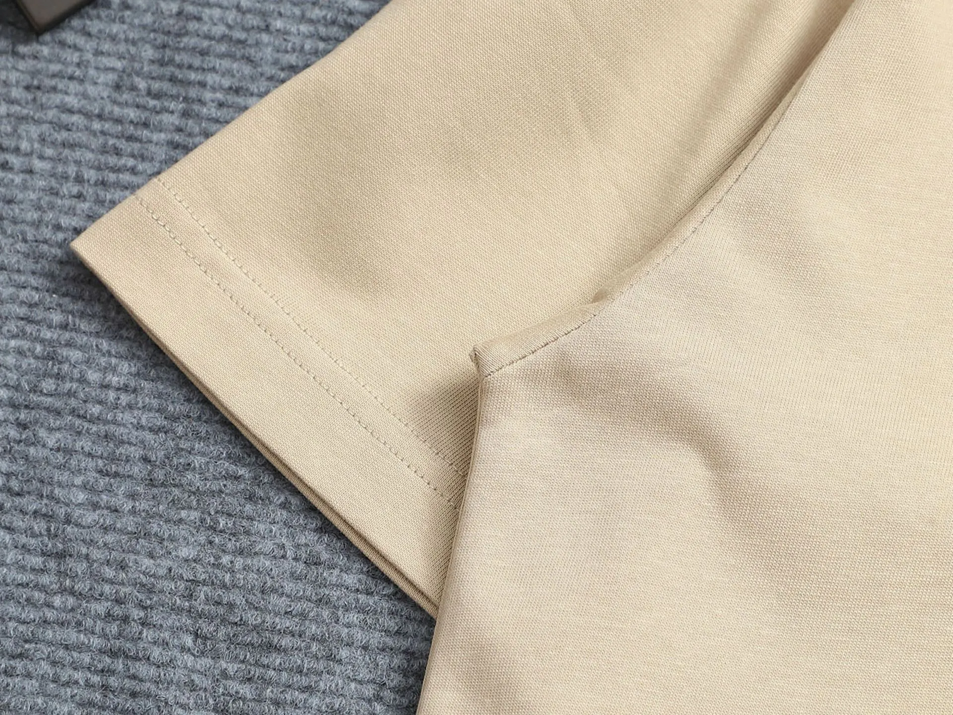 🅿️170 [Boutique] CELINE 3D three-dimensional embossed short-sleeved fabric: specifications are made of solid 280g 100% cotton, Lamborghini in knitting, custom-woven and dyed! It is a highly sensitive special color. Our requirement for the fabric is to use imported dyes under UV light and D65 light. It took half a month to adjust the color. The color thickness cannot be achieved by ordinary dyes. The cost of the fabric is twice that of ordinary color fabrics. The cost is extremely expensive!                  Printing: Using imported glue, no burrs, the printing texture is clearly visible, the printing details can be seen in the picture, the thickness and texture are completely restored, the wiring workmanship is produced with high requirements, and it is impeccable! Packaging: 12C thickened packaging bag, supporting thickened glossy paper and anti-counterfeiting buckle.                          Size: XS S M L