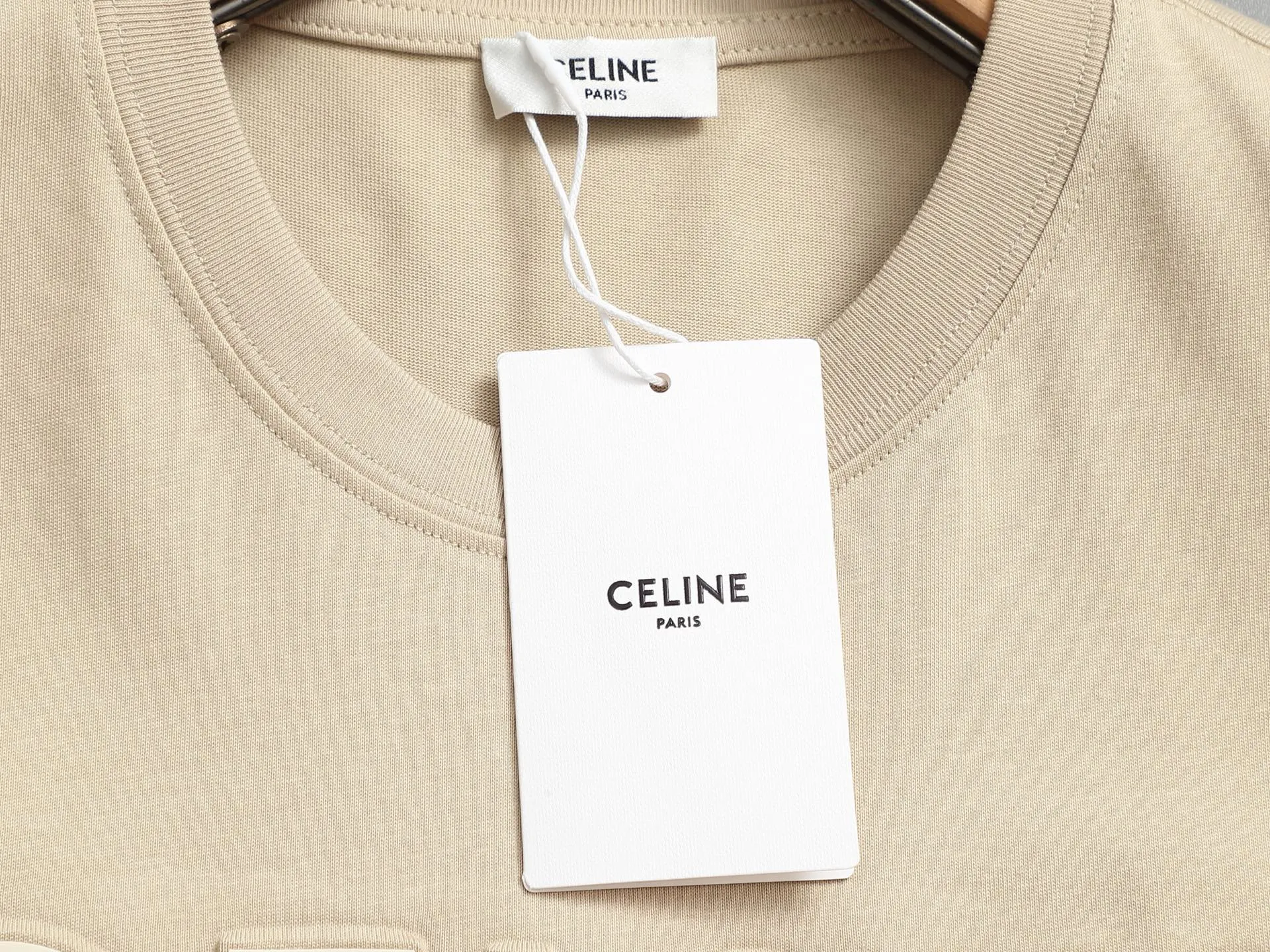 🅿️170 [Boutique] CELINE 3D three-dimensional embossed short-sleeved fabric: specifications are made of solid 280g 100% cotton, Lamborghini in knitting, custom-woven and dyed! It is a highly sensitive special color. Our requirement for the fabric is to use imported dyes under UV light and D65 light. It took half a month to adjust the color. The color thickness cannot be achieved by ordinary dyes. The cost of the fabric is twice that of ordinary color fabrics. The cost is extremely expensive!                  Printing: Using imported glue, no burrs, the printing texture is clearly visible, the printing details can be seen in the picture, the thickness and texture are completely restored, the wiring workmanship is produced with high requirements, and it is impeccable! Packaging: 12C thickened packaging bag, supporting thickened glossy paper and anti-counterfeiting buckle.                          Size: XS S M L