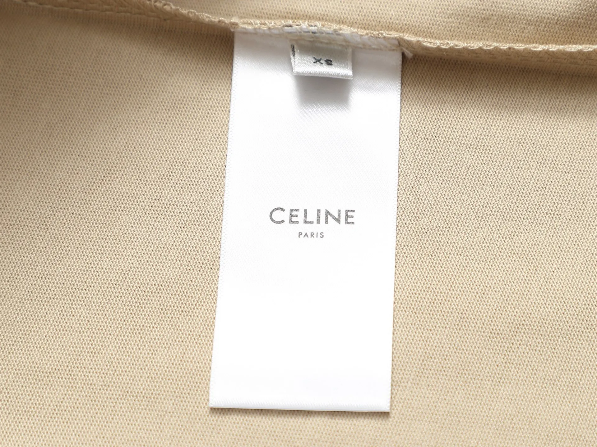 🅿️170 [Boutique] CELINE 3D three-dimensional embossed short-sleeved fabric: specifications are made of solid 280g 100% cotton, Lamborghini in knitting, custom-woven and dyed! It is a highly sensitive special color. Our requirement for the fabric is to use imported dyes under UV light and D65 light. It took half a month to adjust the color. The color thickness cannot be achieved by ordinary dyes. The cost of the fabric is twice that of ordinary color fabrics. The cost is extremely expensive!                  Printing: Using imported glue, no burrs, the printing texture is clearly visible, the printing details can be seen in the picture, the thickness and texture are completely restored, the wiring workmanship is produced with high requirements, and it is impeccable! Packaging: 12C thickened packaging bag, supporting thickened glossy paper and anti-counterfeiting buckle.                          Size: XS S M L