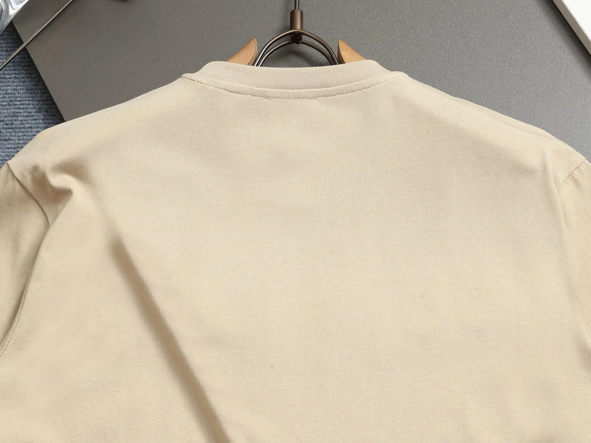 🅿️170 [Boutique] CELINE 3D three-dimensional embossed short-sleeved fabric: specifications are made of solid 280g 100% cotton, Lamborghini in knitting, custom-woven and dyed! It is a highly sensitive special color. Our requirement for the fabric is to use imported dyes under UV light and D65 light. It took half a month to adjust the color. The color thickness cannot be achieved by ordinary dyes. The cost of the fabric is twice that of ordinary color fabrics. The cost is extremely expensive!                  Printing: Using imported glue, no burrs, the printing texture is clearly visible, the printing details can be seen in the picture, the thickness and texture are completely restored, the wiring workmanship is produced with high requirements, and it is impeccable! Packaging: 12C thickened packaging bag, supporting thickened glossy paper and anti-counterfeiting buckle.                          Size: XS S M L
