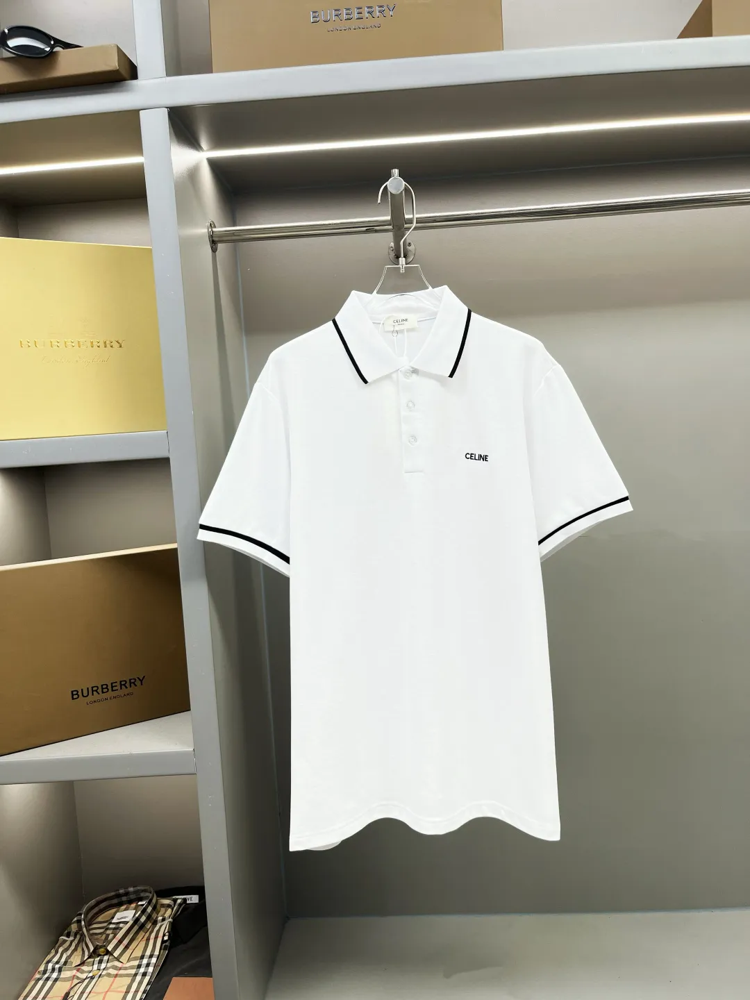 🅿️220 CELINE Celine new letter embroidered Polo shirt. Original fabric. Official same style. Made of 210 grams of pure cotton pique fabric, customized in the same vat dyeing fabric. It feels very comfortable and smooth. The version is quite wide and stylish. Produced by a first-line brand factory. Imported Behringer embroidery machine. The embroidery is full and textured. The ribs on the collar and mouth are woven with imported yarn. It will not deform after long-term wear. The latest style for spring and summer. Fashionable and individual.  超级百搭好看的一款                 男女都非常合适  人手必备款  颜色: 黑色 白色  尺码：S-XXL