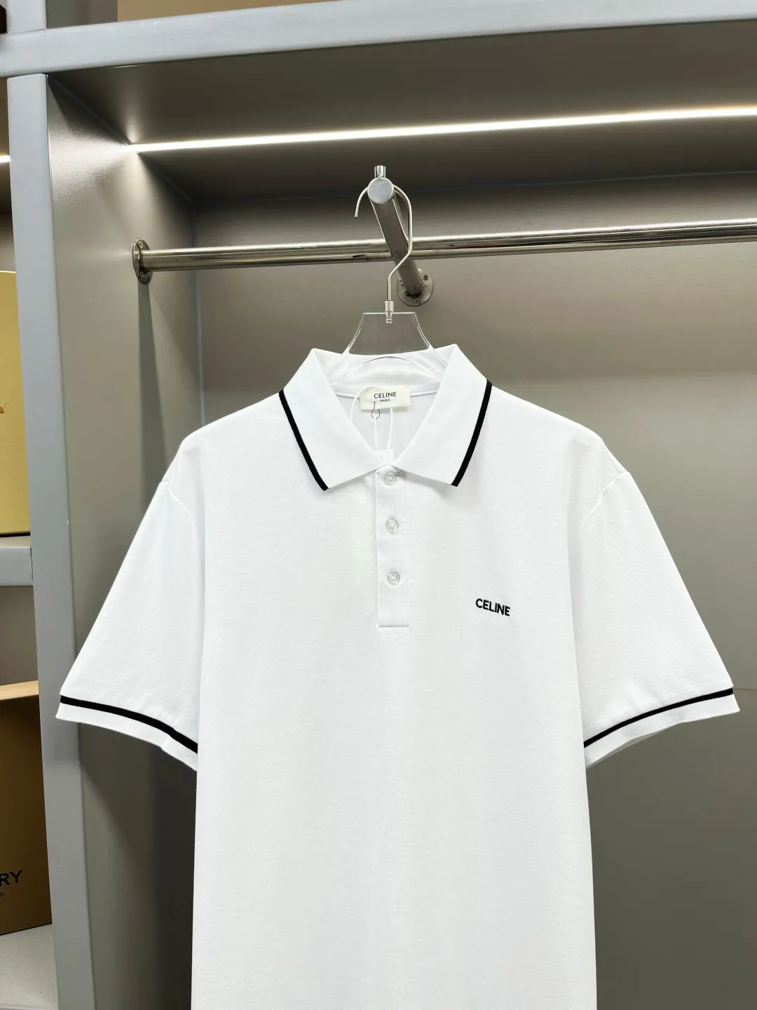 🅿️220 CELINE Celine new letter embroidered Polo shirt. Original fabric. Official same style. Made of 210 grams of pure cotton pique fabric, customized in the same vat dyeing fabric. It feels very comfortable and smooth. The version is quite wide and stylish. Produced by a first-line brand factory. Imported Behringer embroidery machine. The embroidery is full and textured. The ribs on the collar and mouth are woven with imported yarn. It will not deform after long-term wear. The latest style for spring and summer. Fashionable and individual.  超级百搭好看的一款                 男女都非常合适  人手必备款  颜色: 黑色 白色  尺码：S-XXL