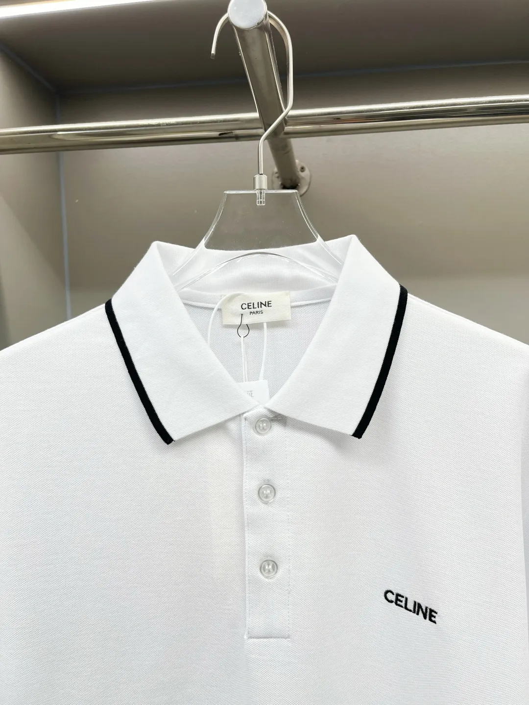 🅿️220 CELINE Celine new letter embroidered Polo shirt. Original fabric. Official same style. Made of 210 grams of pure cotton pique fabric, customized in the same vat dyeing fabric. It feels very comfortable and smooth. The version is quite wide and stylish. Produced by a first-line brand factory. Imported Behringer embroidery machine. The embroidery is full and textured. The ribs on the collar and mouth are woven with imported yarn. It will not deform after long-term wear. The latest style for spring and summer. Fashionable and individual.  超级百搭好看的一款                 男女都非常合适  人手必备款  颜色: 黑色 白色  尺码：S-XXL