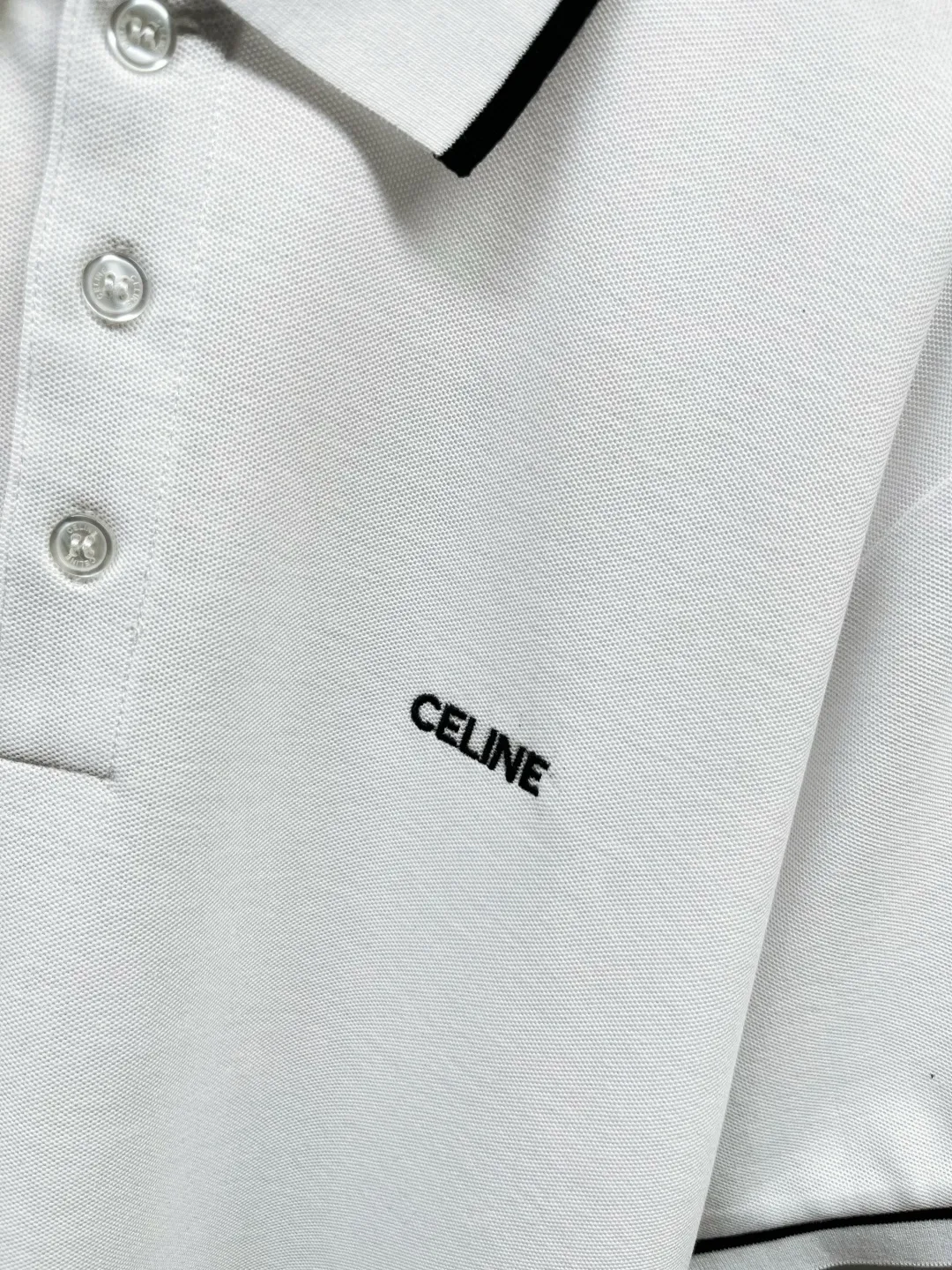 🅿️220 CELINE Celine new letter embroidered Polo shirt. Original fabric. Official same style. Made of 210 grams of pure cotton pique fabric, customized in the same vat dyeing fabric. It feels very comfortable and smooth. The version is quite wide and stylish. Produced by a first-line brand factory. Imported Behringer embroidery machine. The embroidery is full and textured. The ribs on the collar and mouth are woven with imported yarn. It will not deform after long-term wear. The latest style for spring and summer. Fashionable and individual.  超级百搭好看的一款                 男女都非常合适  人手必备款  颜色: 黑色 白色  尺码：S-XXL