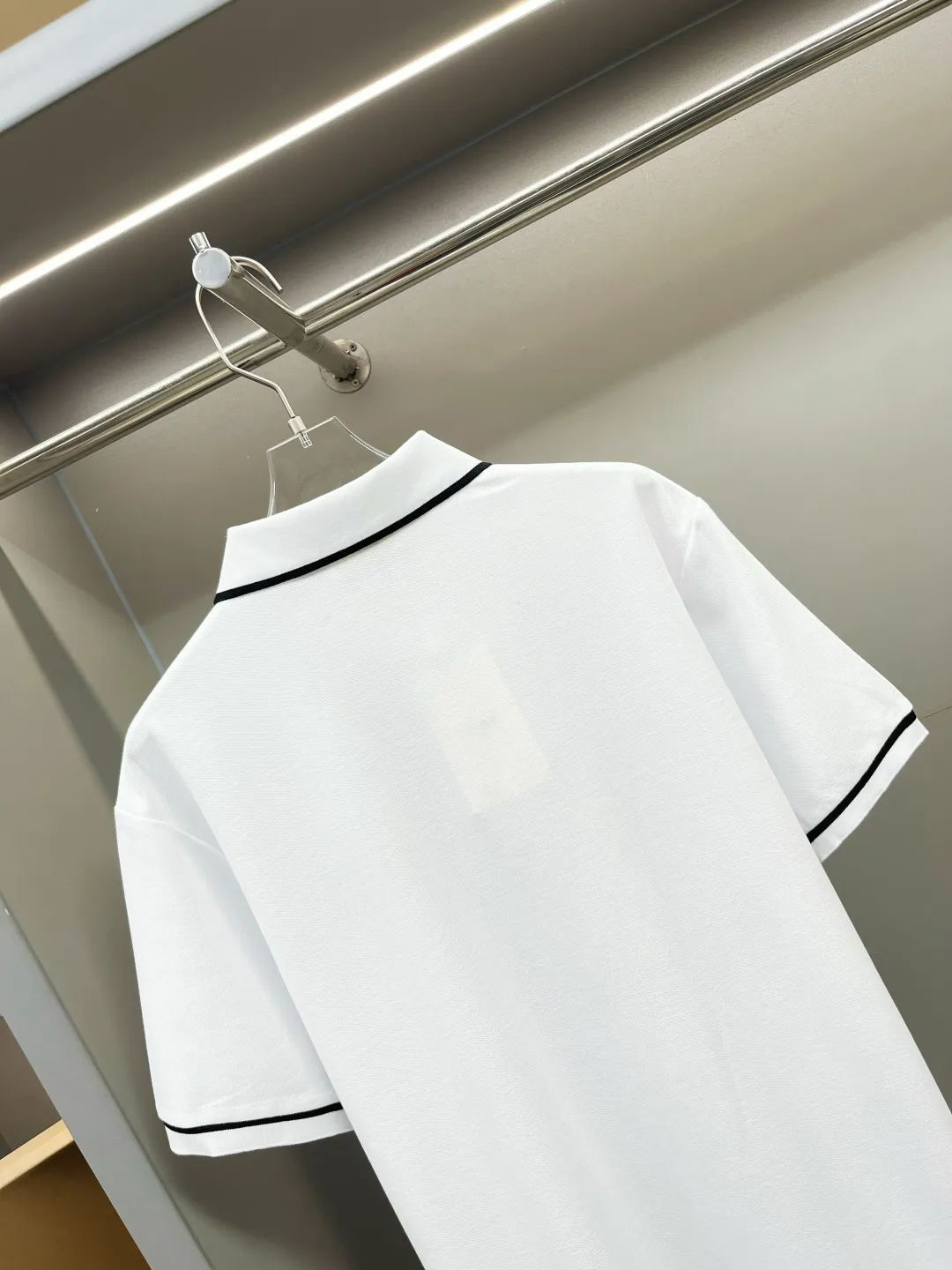 🅿️220 CELINE Celine new letter embroidered Polo shirt. Original fabric. Official same style. Made of 210 grams of pure cotton pique fabric, customized in the same vat dyeing fabric. It feels very comfortable and smooth. The version is quite wide and stylish. Produced by a first-line brand factory. Imported Behringer embroidery machine. The embroidery is full and textured. The ribs on the collar and mouth are woven with imported yarn. It will not deform after long-term wear. The latest style for spring and summer. Fashionable and individual.  超级百搭好看的一款                 男女都非常合适  人手必备款  颜色: 黑色 白色  尺码：S-XXL