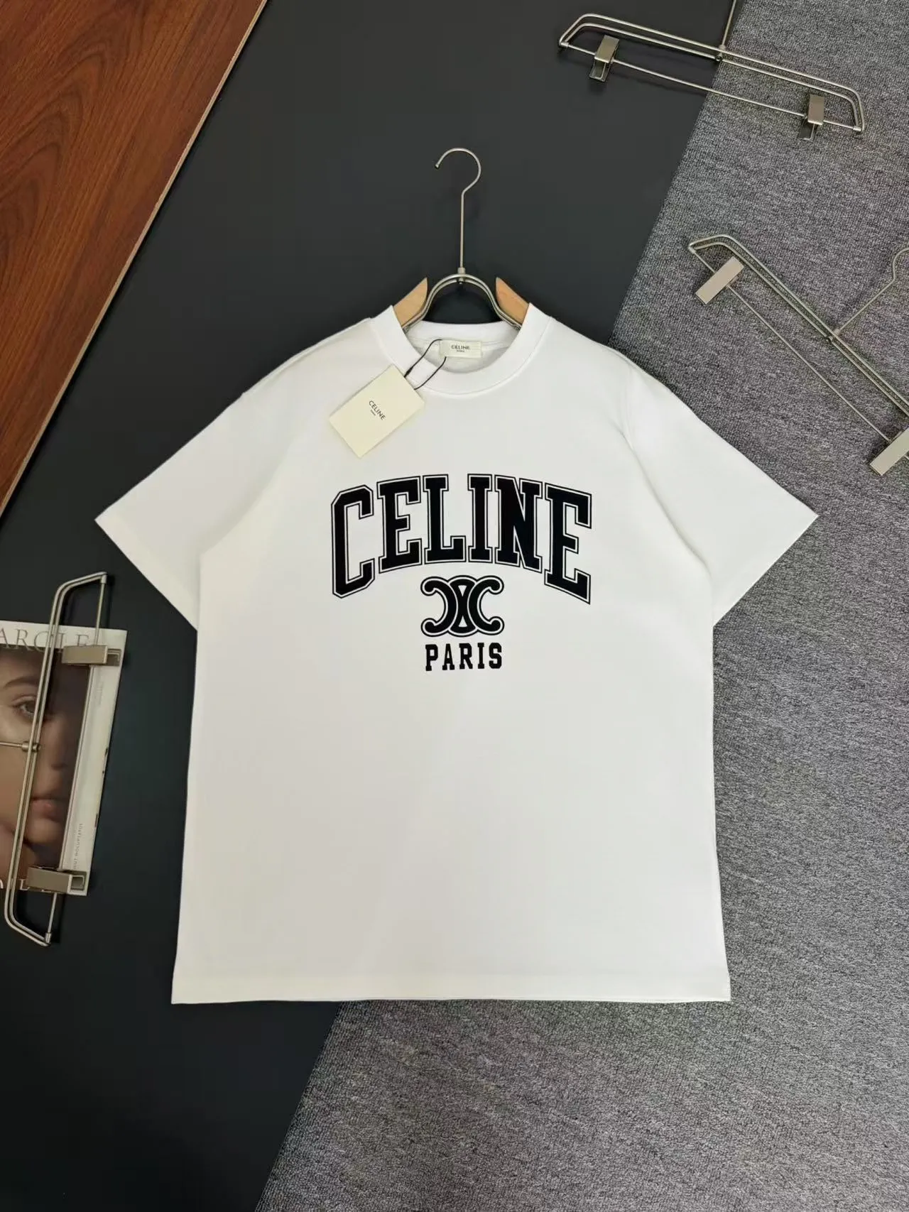🅿️200 CELINE* Celine* 320g heavyweight pure cotton T-shirt with loose fit and three-dimensional printed logo design. Spring and summer new round neck fashionable short-sleeved T-shirt. Comfortable against the skin, durable and easy to wear. Meticulous original craftsmanship, a must-have for casual and versatile colors. Color: white, black, rose. Size: S M L XL XXL