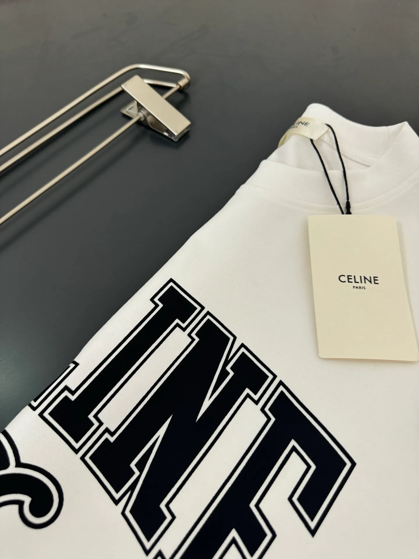 🅿️200 CELINE* Celine* 320g heavyweight pure cotton T-shirt with loose fit and three-dimensional printed logo design. Spring and summer new round neck fashionable short-sleeved T-shirt. Comfortable against the skin, durable and easy to wear. Meticulous original craftsmanship, a must-have for casual and versatile colors. Color: white, black, rose. Size: S M L XL XXL