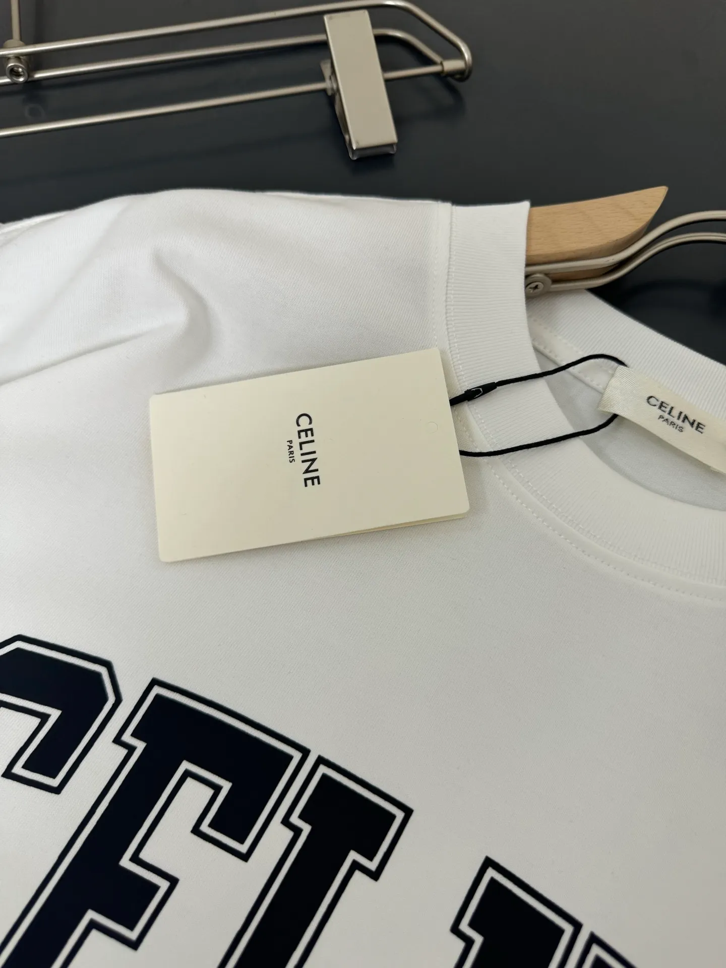 🅿️200 CELINE* Celine* 320g heavyweight pure cotton T-shirt with loose fit and three-dimensional printed logo design. Spring and summer new round neck fashionable short-sleeved T-shirt. Comfortable against the skin, durable and easy to wear. Meticulous original craftsmanship, a must-have for casual and versatile colors. Color: white, black, rose. Size: S M L XL XXL