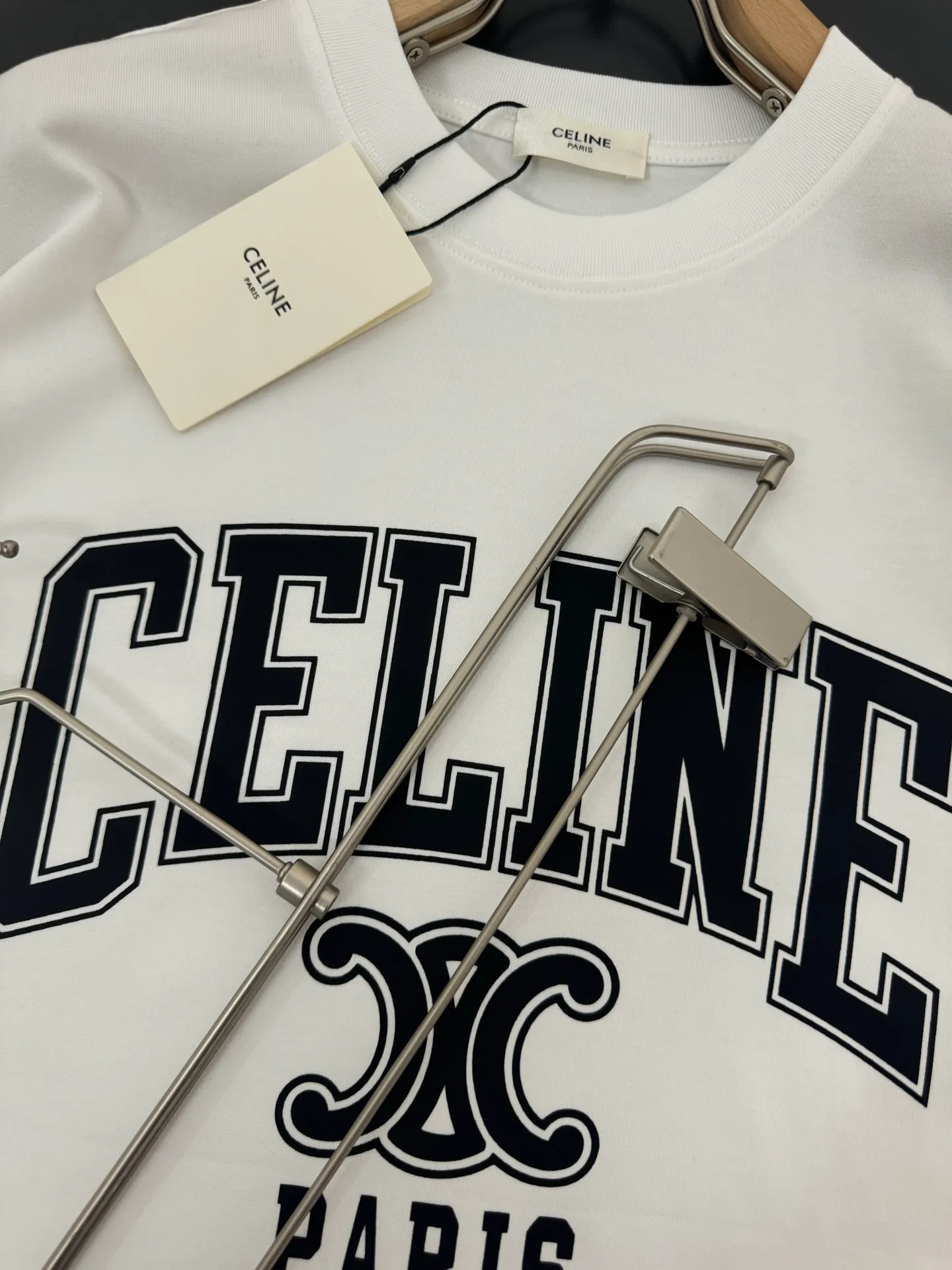 🅿️200 CELINE* Celine* 320g heavyweight pure cotton T-shirt with loose fit and three-dimensional printed logo design. Spring and summer new round neck fashionable short-sleeved T-shirt. Comfortable against the skin, durable and easy to wear. Meticulous original craftsmanship, a must-have for casual and versatile colors. Color: white, black, rose. Size: S M L XL XXL