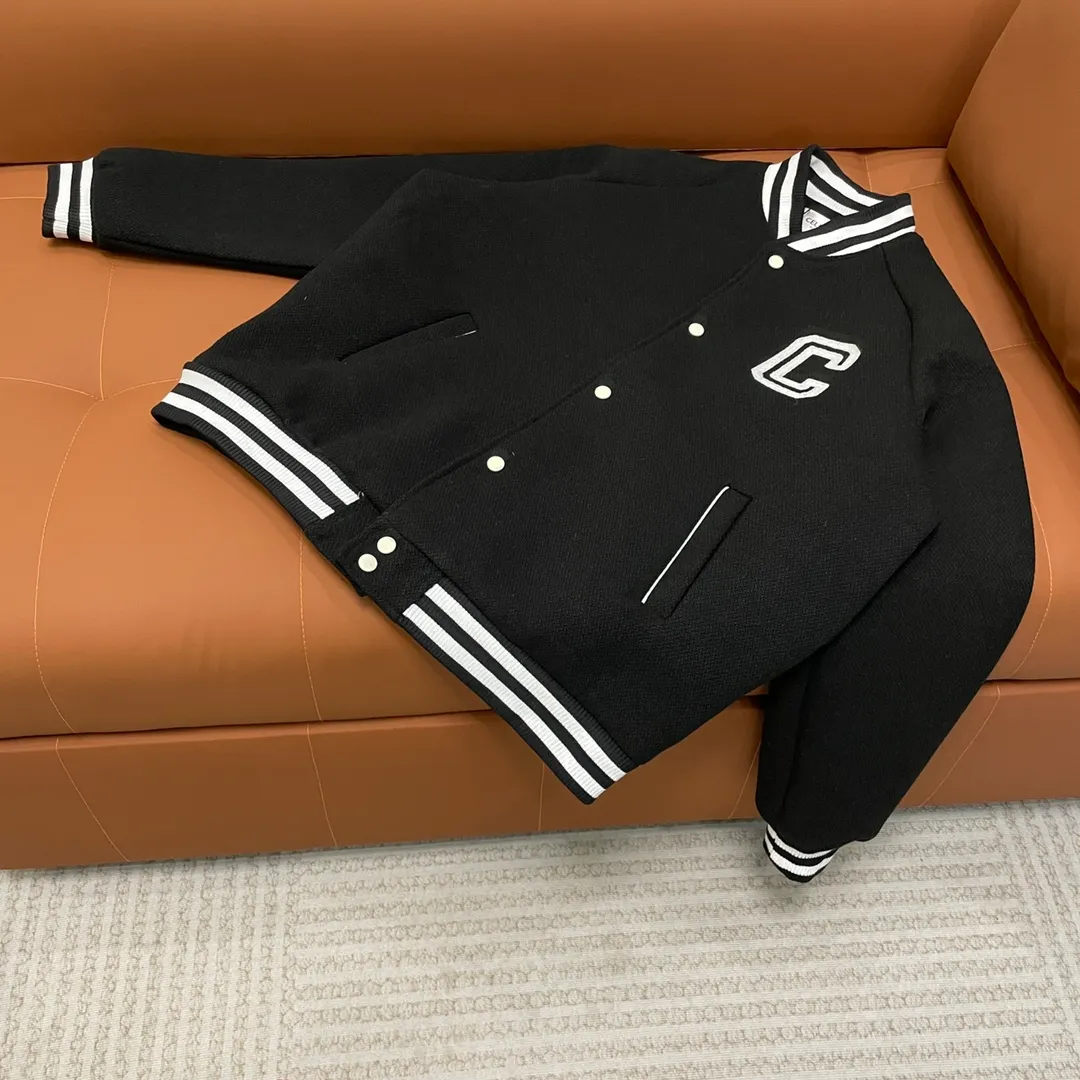 🅿️440 Celine➡️Celine runway style baseball jacket. I ordered the original model and took a month to finally ship it. I love it so much. The upper body is really cool. A Douyin blogger said that this year's new jacket will become a future trend. If you look through street photos, you will find that celebrities regard it as a collectible jacket, a must-have item for men and women who want light luxury for commuting. Developing the highest version on the entire network, it took 1 month to customize and the cost was extremely high. The German imported flat-machine made custom-woven wool jacquard threads, using the first layer of imported lambskin. The pleated texture is unparalleled. It is hand-cut and meticulously crafted. The stitching position is very technical. Whether the whole garment is good or not depends on this position. Top-notch workmanship and details can stand the test. A full set of customized accessories, the letters are clear and perfectly restored without any difference. High-end atmosphere and full grade! The entire dress is exclusively customized with heavy craftsmanship. The towel patch embroidery is perfectly combined with craft embroidery and precise stitching! Absolute craftsmanship quality!