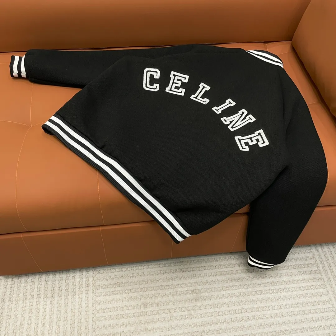 🅿️440 Celine➡️Celine runway style baseball jacket. I ordered the original model and took a month to finally ship it. I love it so much. The upper body is really cool. A Douyin blogger said that this year's new jacket will become a future trend. If you look through street photos, you will find that celebrities regard it as a collectible jacket, a must-have item for men and women who want light luxury for commuting. Developing the highest version on the entire network, it took 1 month to customize and the cost was extremely high. The German imported flat-machine made custom-woven wool jacquard threads, using the first layer of imported lambskin. The pleated texture is unparalleled. It is hand-cut and meticulously crafted. The stitching position is very technical. Whether the whole garment is good or not depends on this position. Top-notch workmanship and details can stand the test. A full set of customized accessories, the letters are clear and perfectly restored without any difference. High-end atmosphere and full grade! The entire dress is exclusively customized with heavy craftsmanship. The towel patch embroidery is perfectly combined with craft embroidery and precise stitching! Absolute craftsmanship quality!