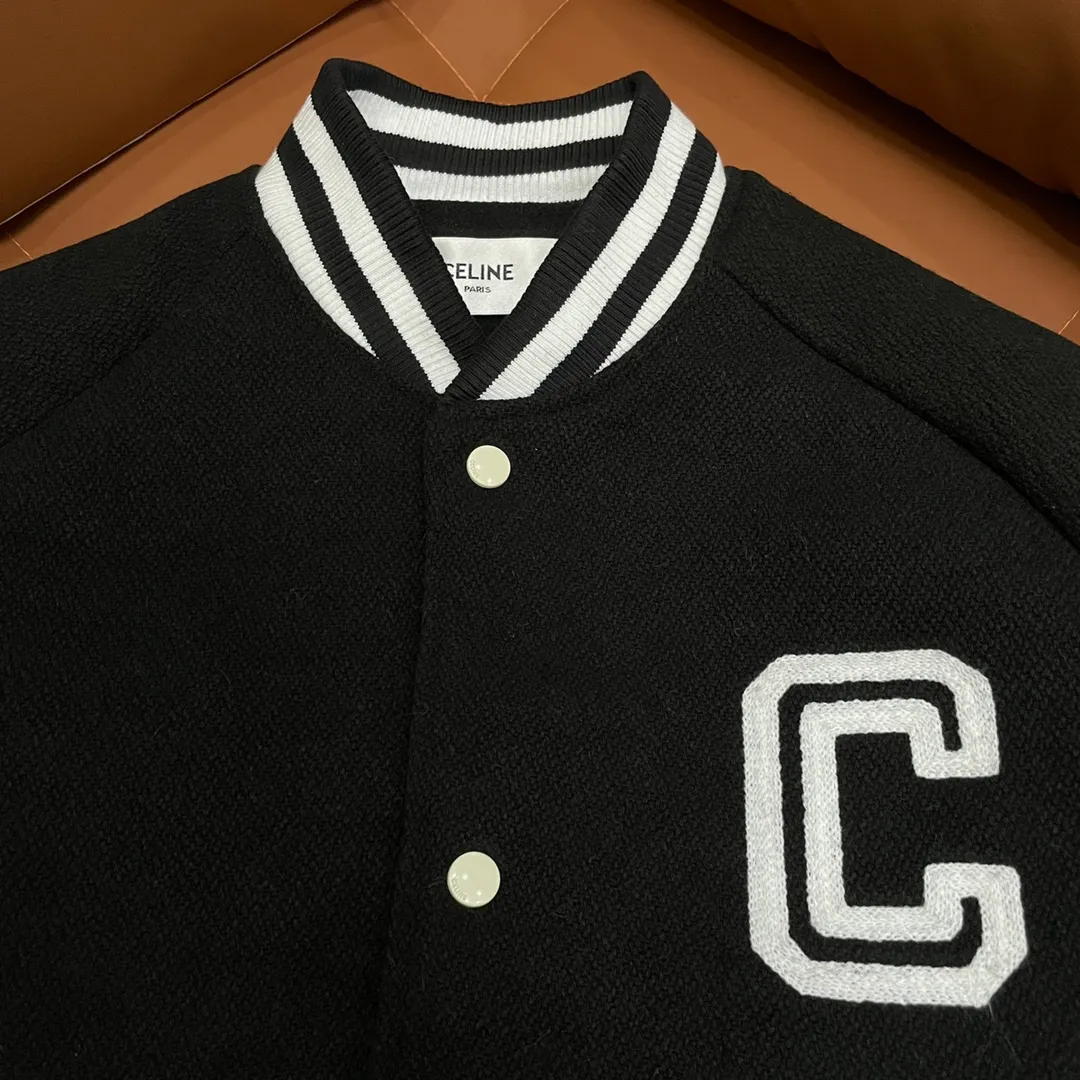 🅿️440 Celine➡️Celine runway style baseball jacket. I ordered the original model and took a month to finally ship it. I love it so much. The upper body is really cool. A Douyin blogger said that this year's new jacket will become a future trend. If you look through street photos, you will find that celebrities regard it as a collectible jacket, a must-have item for men and women who want light luxury for commuting. Developing the highest version on the entire network, it took 1 month to customize and the cost was extremely high. The German imported flat-machine made custom-woven wool jacquard threads, using the first layer of imported lambskin. The pleated texture is unparalleled. It is hand-cut and meticulously crafted. The stitching position is very technical. Whether the whole garment is good or not depends on this position. Top-notch workmanship and details can stand the test. A full set of customized accessories, the letters are clear and perfectly restored without any difference. High-end atmosphere and full grade! The entire dress is exclusively customized with heavy craftsmanship. The towel patch embroidery is perfectly combined with craft embroidery and precise stitching! Absolute craftsmanship quality!