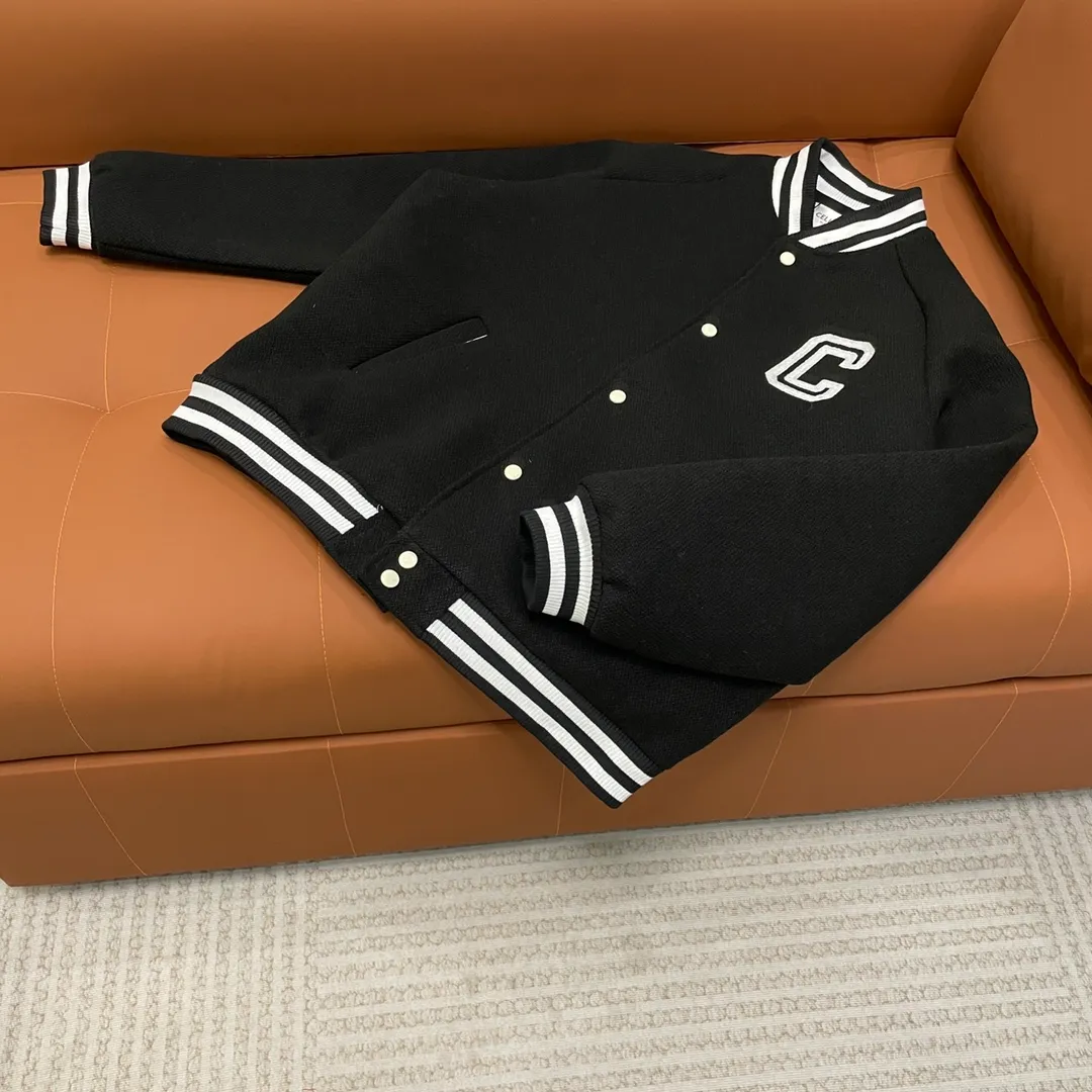 🅿️440 Celine➡️Celine runway style baseball jacket. I ordered the original model and took a month to finally ship it. I love it so much. The upper body is really cool. A Douyin blogger said that this year's new jacket will become a future trend. If you look through street photos, you will find that celebrities regard it as a collectible jacket, a must-have item for men and women who want light luxury for commuting. Developing the highest version on the entire network, it took 1 month to customize and the cost was extremely high. The German imported flat-machine made custom-woven wool jacquard threads, using the first layer of imported lambskin. The pleated texture is unparalleled. It is hand-cut and meticulously crafted. The stitching position is very technical. Whether the whole garment is good or not depends on this position. Top-notch workmanship and details can stand the test. A full set of customized accessories, the letters are clear and perfectly restored without any difference. High-end atmosphere and full grade! The entire dress is exclusively customized with heavy craftsmanship. The towel patch embroidery is perfectly combined with craft embroidery and precise stitching! Absolute craftsmanship quality!