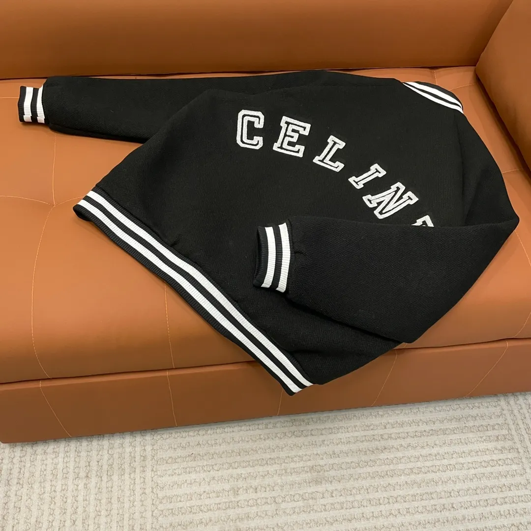 🅿️440 Celine➡️Celine runway style baseball jacket. I ordered the original model and took a month to finally ship it. I love it so much. The upper body is really cool. A Douyin blogger said that this year's new jacket will become a future trend. If you look through street photos, you will find that celebrities regard it as a collectible jacket, a must-have item for men and women who want light luxury for commuting. Developing the highest version on the entire network, it took 1 month to customize and the cost was extremely high. The German imported flat-machine made custom-woven wool jacquard threads, using the first layer of imported lambskin. The pleated texture is unparalleled. It is hand-cut and meticulously crafted. The stitching position is very technical. Whether the whole garment is good or not depends on this position. Top-notch workmanship and details can stand the test. A full set of customized accessories, the letters are clear and perfectly restored without any difference. High-end atmosphere and full grade! The entire dress is exclusively customized with heavy craftsmanship. The towel patch embroidery is perfectly combined with craft embroidery and precise stitching! Absolute craftsmanship quality!
