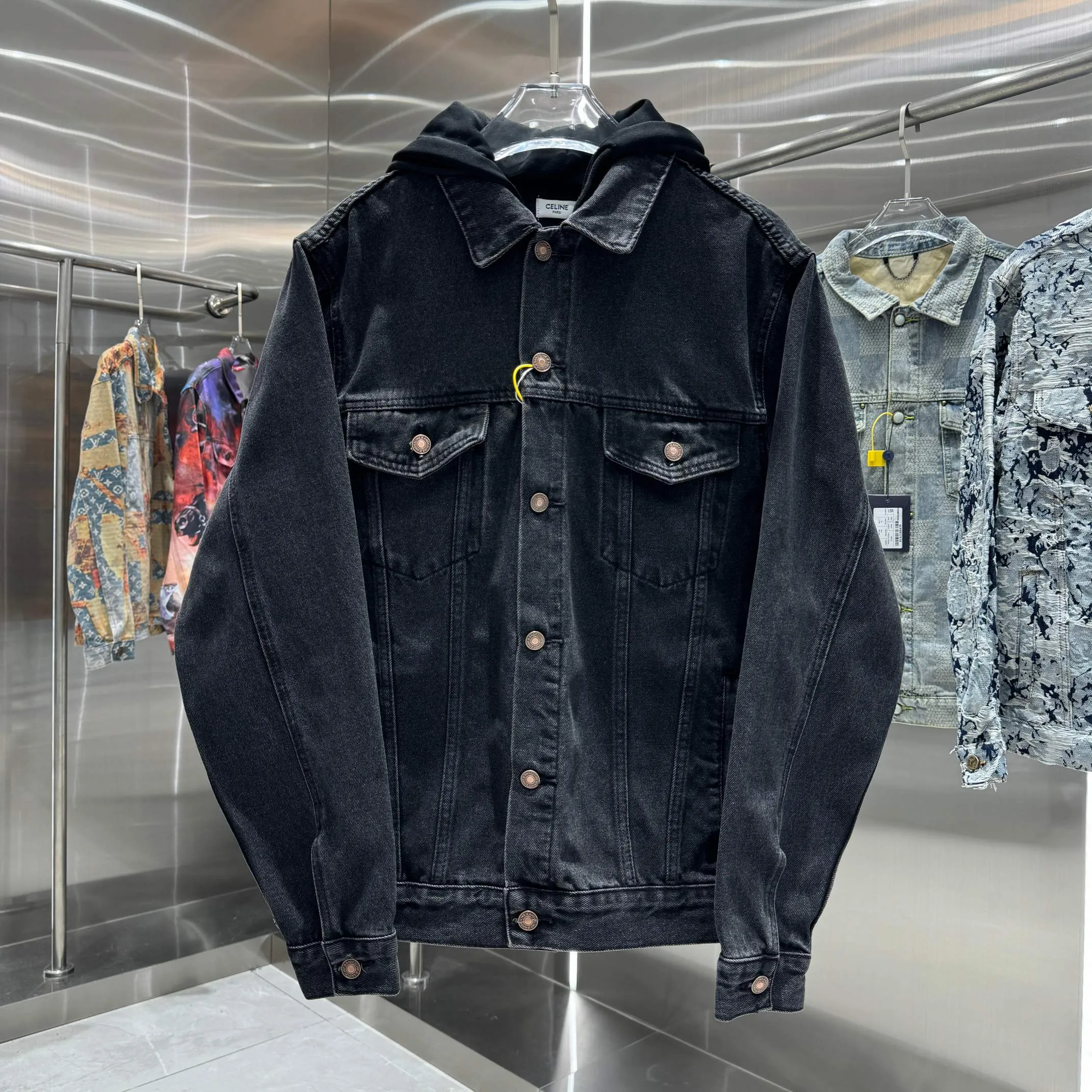 🅿️350 Celin 2025 new fake two-piece denim jacket with hood, denim and sweatshirt spliced ​​together, it has a bit of a student-era atmosphere! The hat is printed with the logo of the capsule series and is not removable. The fake two-piece design feels great and is very easy to match. It can be worn in all seasons! The whole piece of clothing uses multiple washing techniques, including fermentation washing + fermentation grinding + horsetail + cat whiskers. The fabric is pure cotton denim with bamboo. The feel is almost the same as YB, so it is more expensive than regular ones! Many places on the clothes are whitened and polished, and the light and dark are intertwined to enhance the freshness of the clothes, unlike the dull and boring colors of a single color. The hardware I-buckle is molded and customized, and the details are very good! Size M L XL XXL Color Black