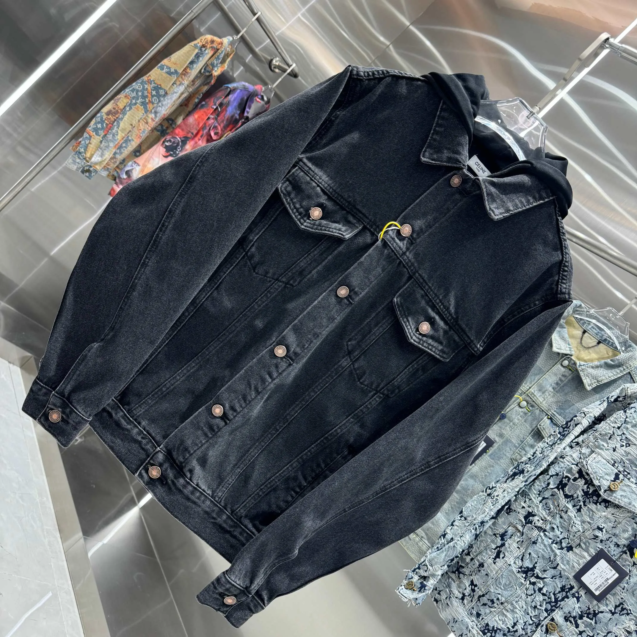 🅿️350 Celin 2025 new fake two-piece denim jacket with hood, denim and sweatshirt spliced ​​together, it has a bit of a student-era atmosphere! The hat is printed with the logo of the capsule series and is not removable. The fake two-piece design feels great and is very easy to match. It can be worn in all seasons! The whole piece of clothing uses multiple washing techniques, including fermentation washing + fermentation grinding + horsetail + cat whiskers. The fabric is pure cotton denim with bamboo. The feel is almost the same as YB, so it is more expensive than regular ones! Many places on the clothes are whitened and polished, and the light and dark are intertwined to enhance the freshness of the clothes, unlike the dull and boring colors of a single color. The hardware I-buckle is molded and customized, and the details are very good! Size M L XL XXL Color Black