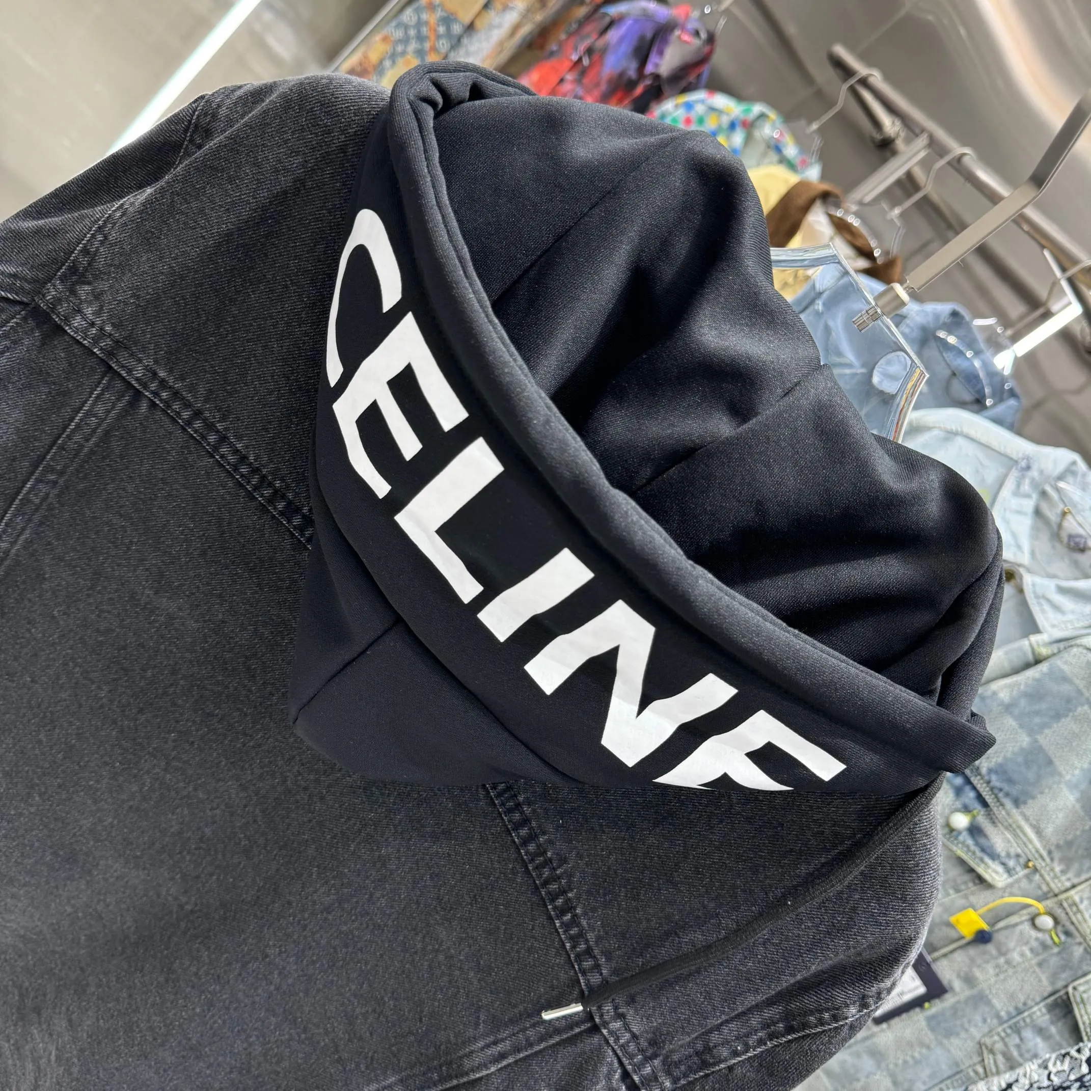 🅿️350 Celin 2025 new fake two-piece denim jacket with hood, denim and sweatshirt spliced ​​together, it has a bit of a student-era atmosphere! The hat is printed with the logo of the capsule series and is not removable. The fake two-piece design feels great and is very easy to match. It can be worn in all seasons! The whole piece of clothing uses multiple washing techniques, including fermentation washing + fermentation grinding + horsetail + cat whiskers. The fabric is pure cotton denim with bamboo. The feel is almost the same as YB, so it is more expensive than regular ones! Many places on the clothes are whitened and polished, and the light and dark are intertwined to enhance the freshness of the clothes, unlike the dull and boring colors of a single color. The hardware I-buckle is molded and customized, and the details are very good! Size M L XL XXL Color Black