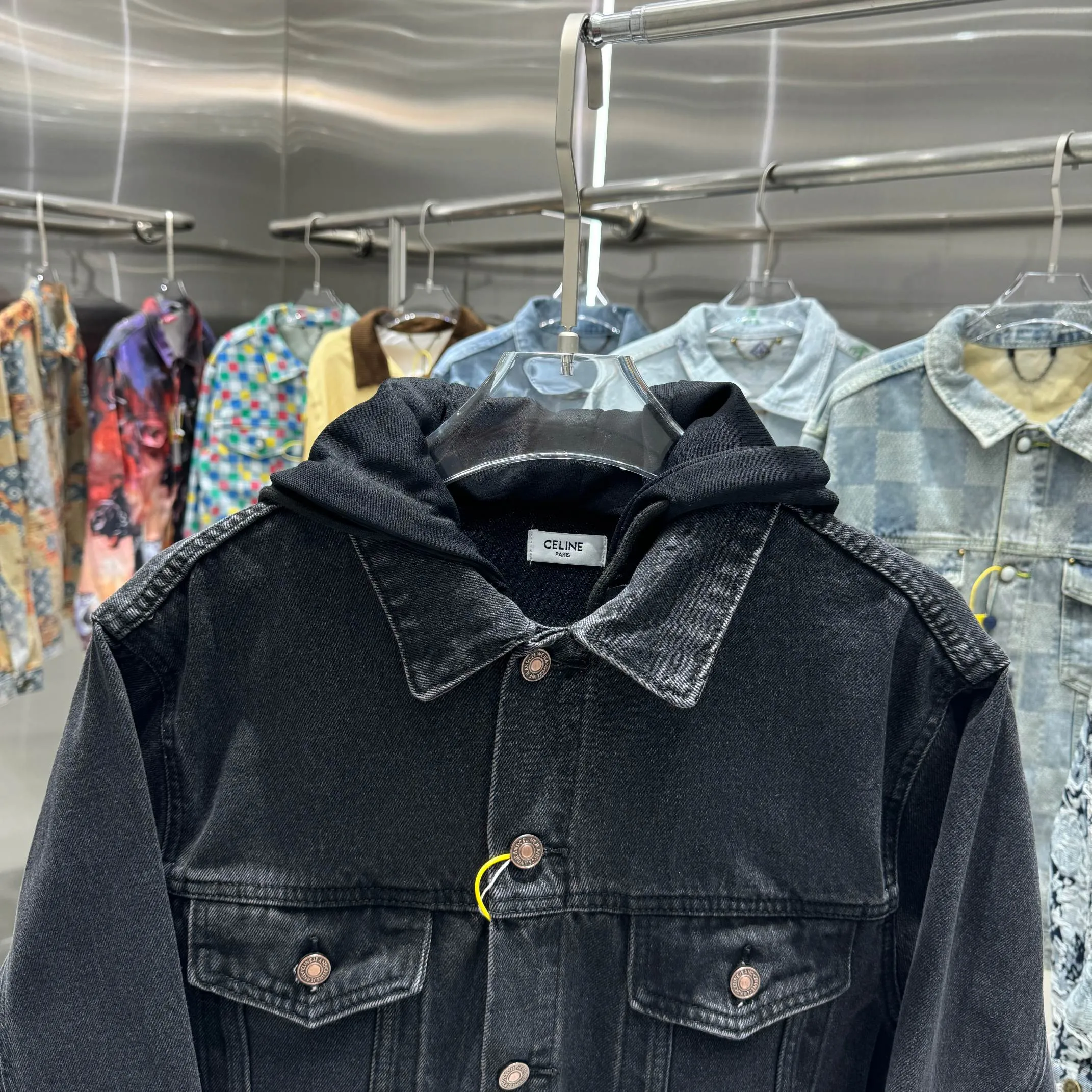 🅿️350 Celin 2025 new fake two-piece denim jacket with hood, denim and sweatshirt spliced ​​together, it has a bit of a student-era atmosphere! The hat is printed with the logo of the capsule series and is not removable. The fake two-piece design feels great and is very easy to match. It can be worn in all seasons! The whole piece of clothing uses multiple washing techniques, including fermentation washing + fermentation grinding + horsetail + cat whiskers. The fabric is pure cotton denim with bamboo. The feel is almost the same as YB, so it is more expensive than regular ones! Many places on the clothes are whitened and polished, and the light and dark are intertwined to enhance the freshness of the clothes, unlike the dull and boring colors of a single color. The hardware I-buckle is molded and customized, and the details are very good! Size M L XL XXL Color Black