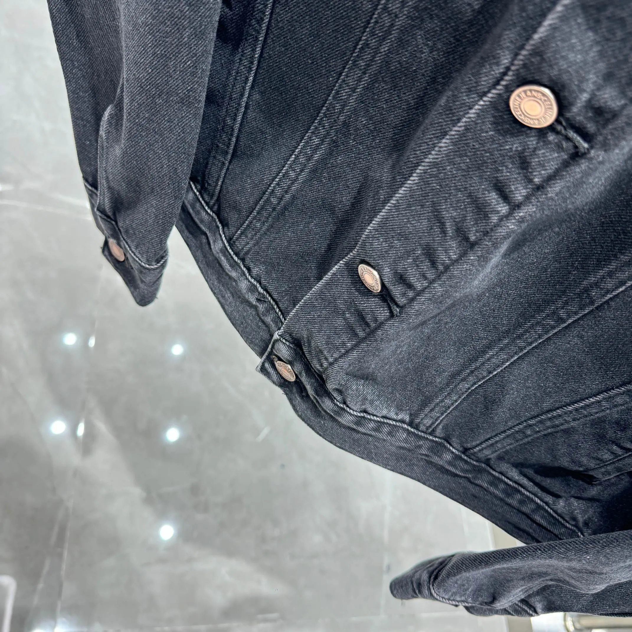 🅿️350 Celin 2025 new fake two-piece denim jacket with hood, denim and sweatshirt spliced ​​together, it has a bit of a student-era atmosphere! The hat is printed with the logo of the capsule series and is not removable. The fake two-piece design feels great and is very easy to match. It can be worn in all seasons! The whole piece of clothing uses multiple washing techniques, including fermentation washing + fermentation grinding + horsetail + cat whiskers. The fabric is pure cotton denim with bamboo. The feel is almost the same as YB, so it is more expensive than regular ones! Many places on the clothes are whitened and polished, and the light and dark are intertwined to enhance the freshness of the clothes, unlike the dull and boring colors of a single color. The hardware I-buckle is molded and customized, and the details are very good! Size M L XL XXL Color Black