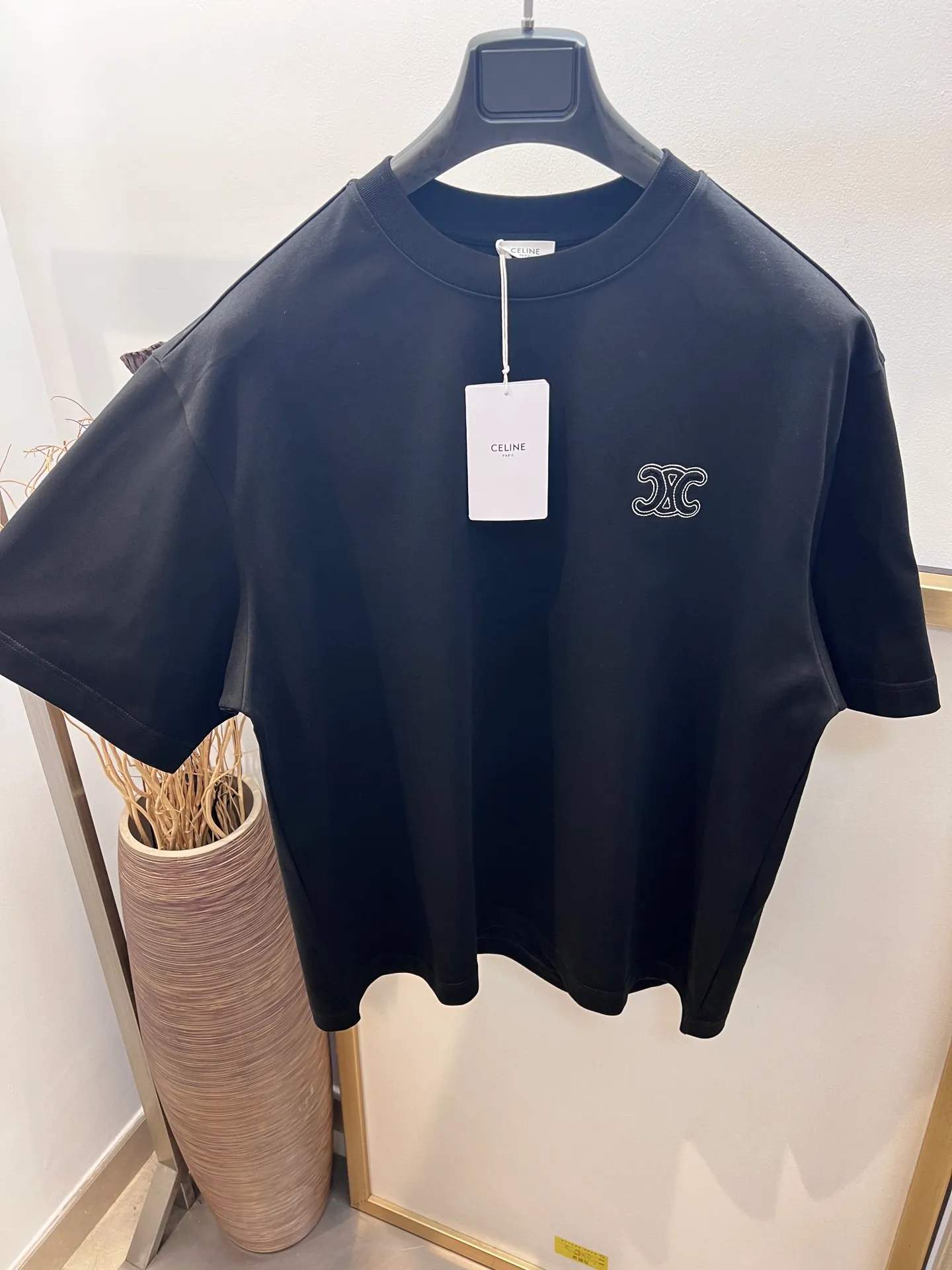 🅿️230 🌈Size: s/m/l/xl Wide version in black and white, same style for men and women 1973538250081 Celi*e/Celine 2025FW Spring and Summer Series Hollow embroidered three-dimensional destruction of logo letters Heavy cotton with loose fit half-sleeved T-shirt Washing method: Dry clean or wrap it in a laundry bag and wash it separately and iron the reverse side at medium temperature! Do not soak/wash in warm water!