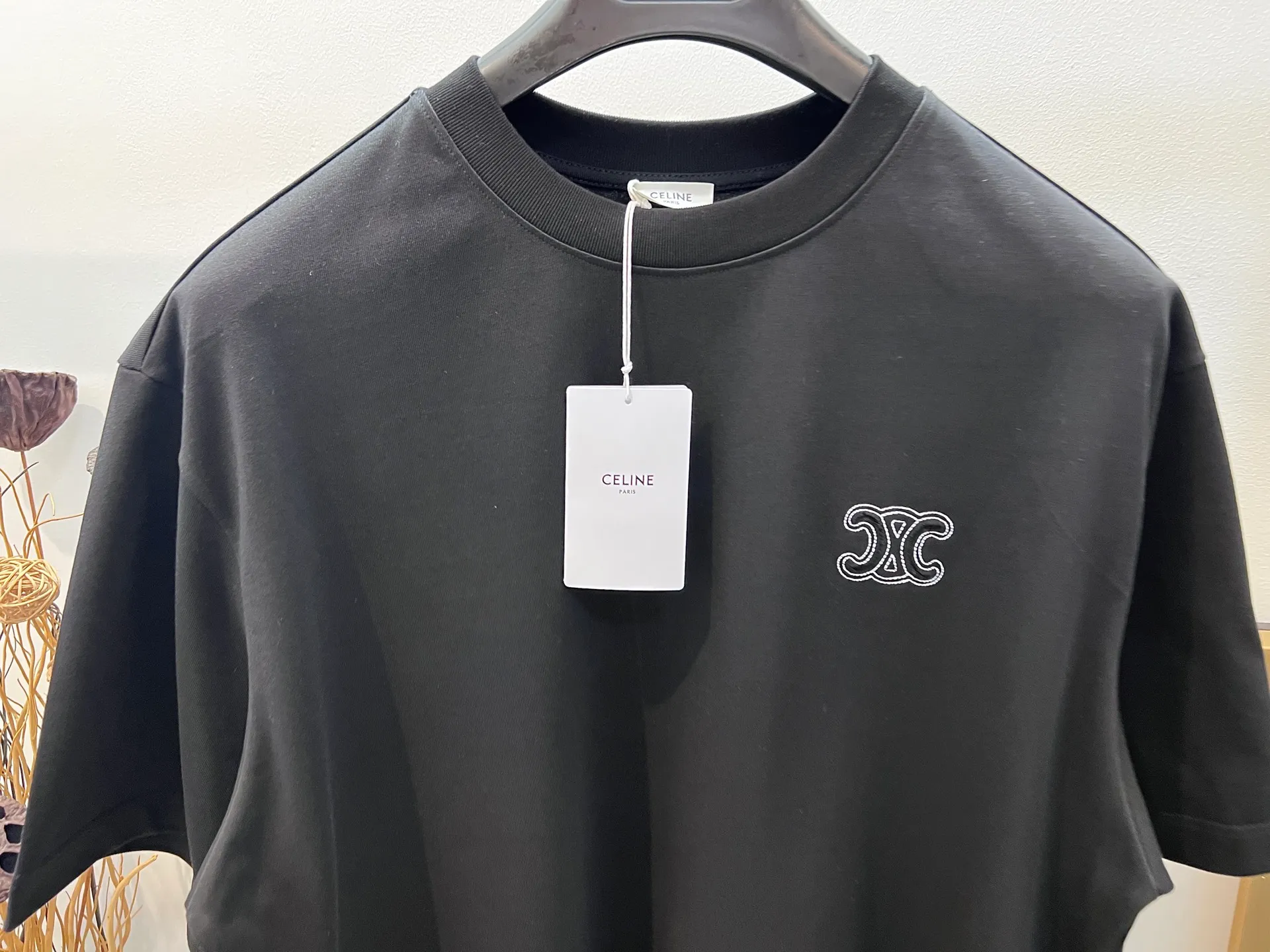 🅿️230 🌈Size: s/m/l/xl Wide version in black and white, same style for men and women 1973538250081 Celi*e/Celine 2025FW Spring and Summer Series Hollow embroidered three-dimensional destruction of logo letters Heavy cotton with loose fit half-sleeved T-shirt Washing method: Dry clean or wrap it in a laundry bag and wash it separately and iron the reverse side at medium temperature! Do not soak/wash in warm water!