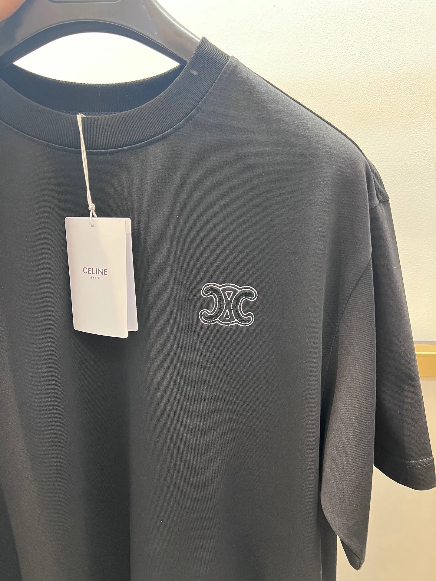 🅿️230 🌈Size: s/m/l/xl Wide version in black and white, same style for men and women 1973538250081 Celi*e/Celine 2025FW Spring and Summer Series Hollow embroidered three-dimensional destruction of logo letters Heavy cotton with loose fit half-sleeved T-shirt Washing method: Dry clean or wrap it in a laundry bag and wash it separately and iron the reverse side at medium temperature! Do not soak/wash in warm water!