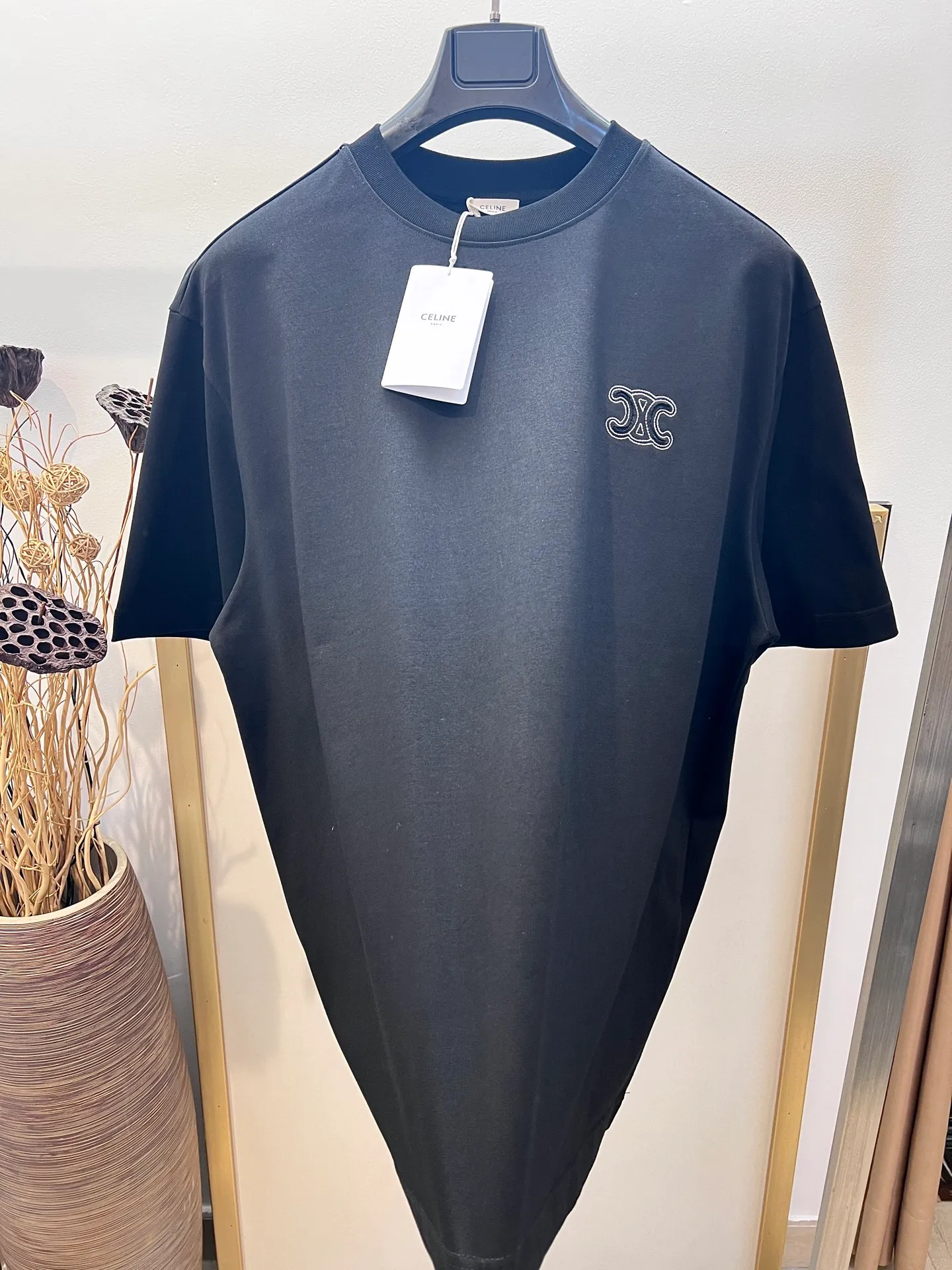 🅿️230 🌈Size: s/m/l/xl Wide version in black and white, same style for men and women 1973538250081 Celi*e/Celine 2025FW Spring and Summer Series Hollow embroidered three-dimensional destruction of logo letters Heavy cotton with loose fit half-sleeved T-shirt Washing method: Dry clean or wrap it in a laundry bag and wash it separately and iron the reverse side at medium temperature! Do not soak/wash in warm water!