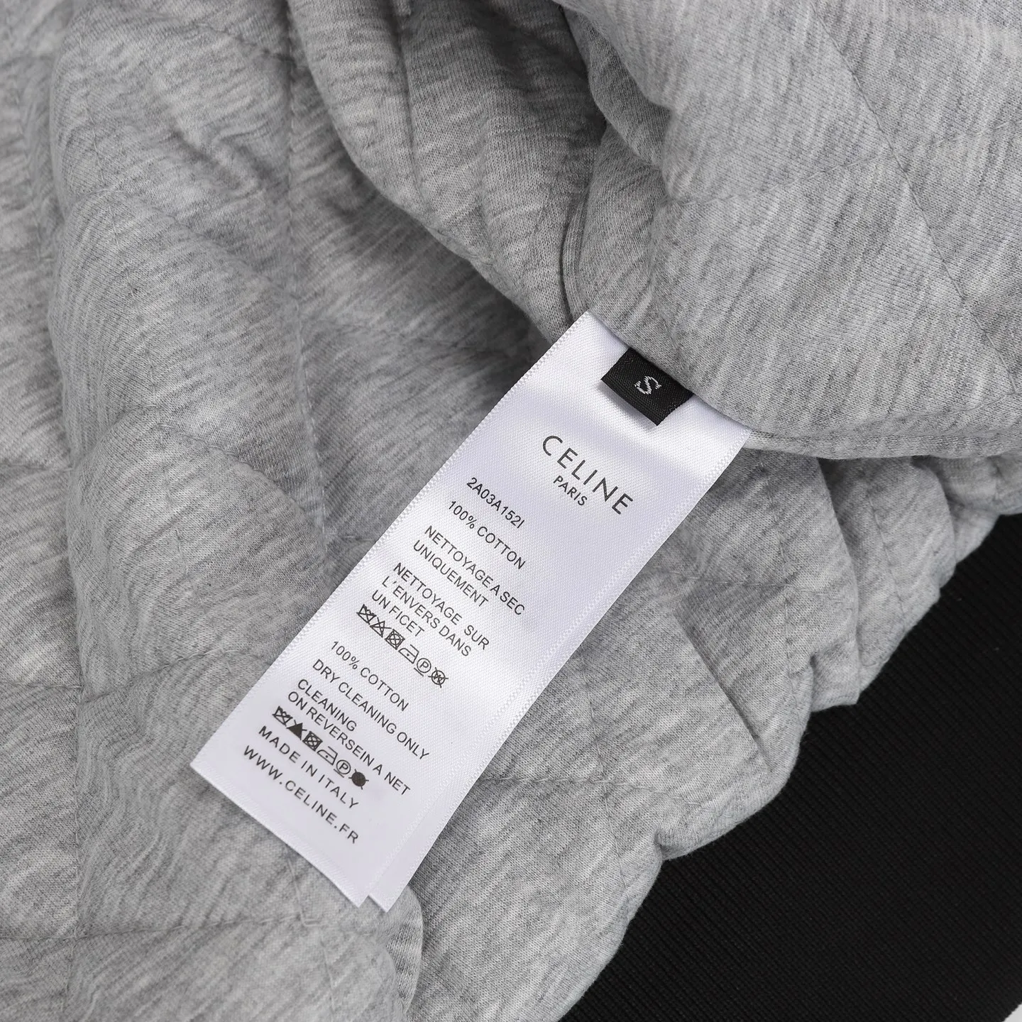 🅿️520 Celine 23FW hooded baseball jacket cotton jacket, originally purchased for 15,800, double fabric splicing: the outer black is satin technical fabric, the front and back panels are customized with towel embroidery, the letters are laser cut first, and made using an imported Tajima embroidery machine. The hood and lining are made of 100% cotton fabric, with a thin cotton lining, two-color thread custom-woven yarn, thread weaving on a flat knitting machine, and processed by a first-line factory. You can compare the quality at will. The style is the same for men and women. It is a treasured Hedi masterpiece that is worth collecting. It is different from the white thread version on the market. size: XS S M L