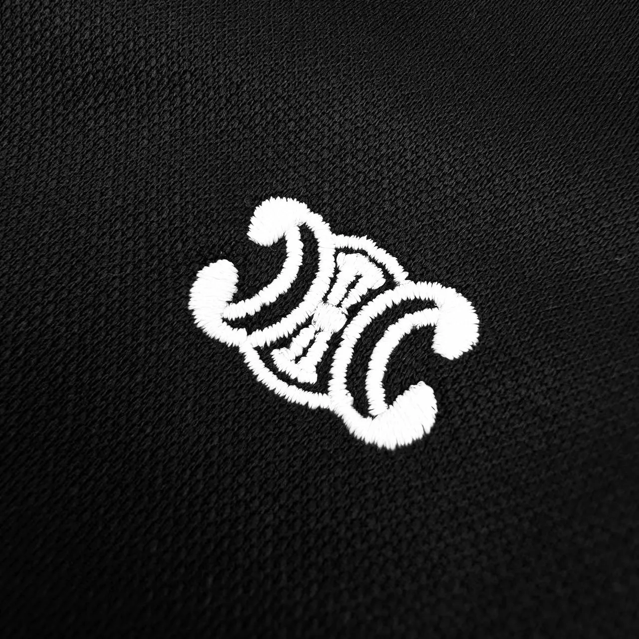 🅿️430 [Exclusive supply] Celine Arc de Triomphe embroidered webbing trousers. Original purchase and development of 9,300. The fabric is made of customized recycled condensation double-sided silk. Silky and delicate, as if caressing the early morning dew. Comfortable and close to the skin. The softness of off-white and the depth of black collide to form a strong visual impact. The contrasting string webbing on the side gives a unique sense of line. The iconic CELINE Arc de Triomphe embroidery is embellishment and is highly recognizable. Outlined with smooth straight lines, from the waist to the trouser legs in one go, interpreting the profound connotation of French elegance. A rare wear product, using imported machine embroidery technology. Using advanced computer control systems and precision mechanical components to realize the Arc de Triomphe embroidery operation with high precision. The lines are smooth and delicate, and the pure hand-made seamless webbing edge blending process uses special hand stitching to sew from the inside of the webbing and trouser legs. Hidden routing and fine stitching. The webbing is perfectly integrated with the trouser legs, presenting a simple and smooth appearance. The fabrics are washed and have a better hand feel. It is not easy to deform, shrink or fade, and maintains long-term beauty. Size:S/M/L/XL