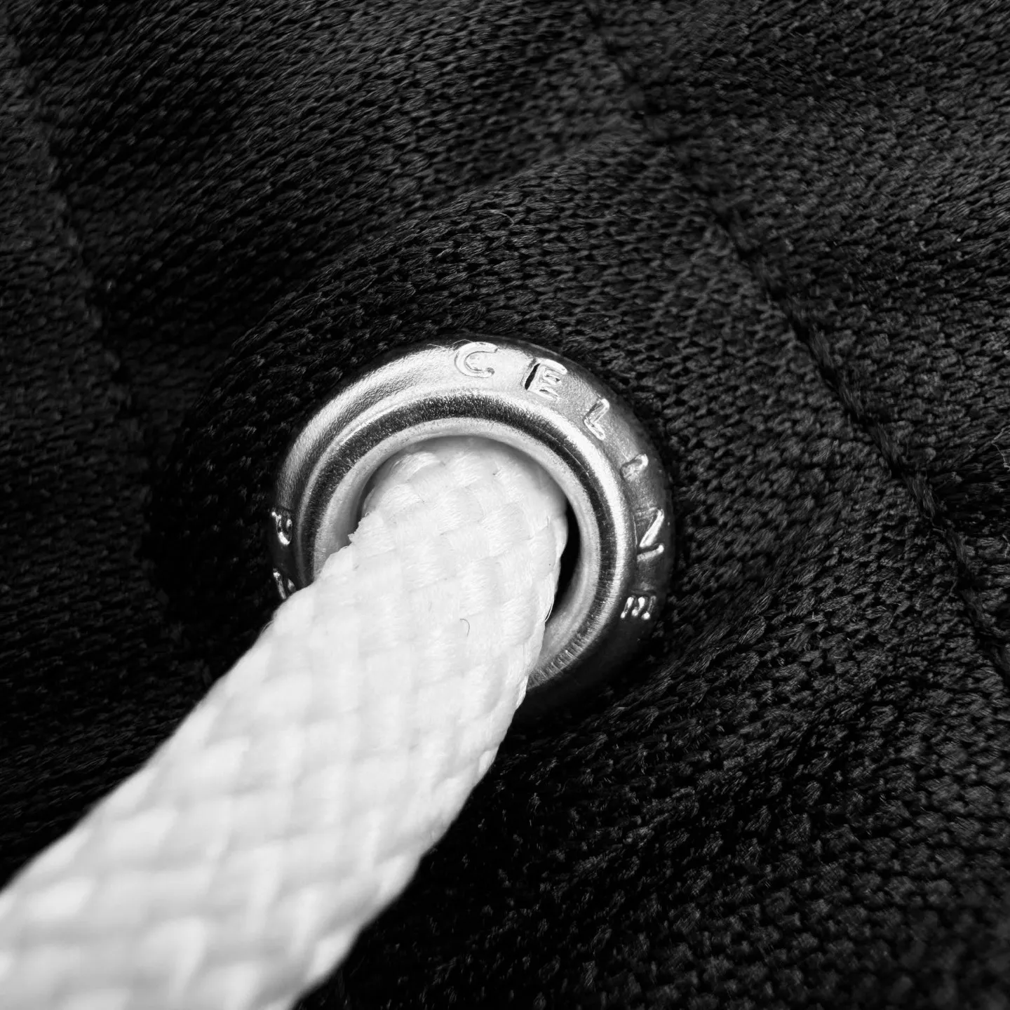 🅿️430 [Exclusive supply] Celine Arc de Triomphe embroidered webbing trousers. Original purchase and development of 9,300. The fabric is made of customized recycled condensation double-sided silk. Silky and delicate, as if caressing the early morning dew. Comfortable and close to the skin. The softness of off-white and the depth of black collide to form a strong visual impact. The contrasting string webbing on the side gives a unique sense of line. The iconic CELINE Arc de Triomphe embroidery is embellishment and is highly recognizable. Outlined with smooth straight lines, from the waist to the trouser legs in one go, interpreting the profound connotation of French elegance. A rare wear product, using imported machine embroidery technology. Using advanced computer control systems and precision mechanical components to realize the Arc de Triomphe embroidery operation with high precision. The lines are smooth and delicate, and the pure hand-made seamless webbing edge blending process uses special hand stitching to sew from the inside of the webbing and trouser legs. Hidden routing and fine stitching. The webbing is perfectly integrated with the trouser legs, presenting a simple and smooth appearance. The fabrics are washed and have a better hand feel. It is not easy to deform, shrink or fade, and maintains long-term beauty. Size:S/M/L/XL