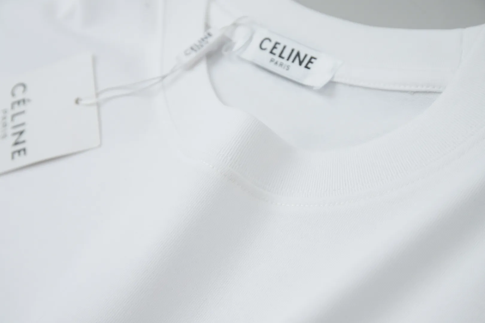 🅿️200 ✨CEL✨🆕25SS spring and summer new short-sleeved style, light luxury, a must-have item for daily commuting for men and women, correct version, welcome to compare, detailed features · 260g 100% pure cotton double yarn jersey fabric · Custom dyed in the same cylinder, special thickened 32 double-ply 1X1 threads · Double-needle stitching and cross-stitch technology · Original main mark, washed tag, brand moisture-proof paper packaging Color: white/black/grey Size: S/M/L/XL