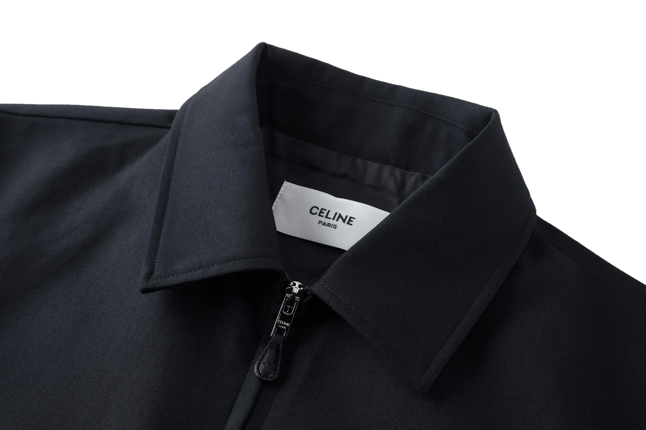 🅿️480 exclusive supply] Celine Arc de Triomphe embroidered zipper jacket (navy blue). The original version was purchased and developed for 19,500. The fabric is made of 32-count combed cotton fabric and is custom-woven with 60% wool. Double layer composite thickening, weight is about 400 grams. Lined with high-density spun lining. The zipper uses electroplated hardware and bright silver pull bars, and the zipper uses European-style imported zippers, decorated with composite cowhide sliders. The embroidery uses 3D three-dimensional embroidery, and the chest is embellished with Arc de Triomphe embroidery. Add a touch of simple, high-end style. The shirt collar is made of double layers and ironed to make the upper body of the clothes more three-dimensional. The entire garment is made using a special machine. Lining: 62% wool, 38% cotton Lining: 100% viscose Pocket lining: 100% cotton TRIOMPHE embroidered loose fit shirt collar, 2 diagonal suit pockets Elastic waistband and cuffs, zipper closure, TRIOMPHE embossed leather zipper puller. Size:S-M-L-XL