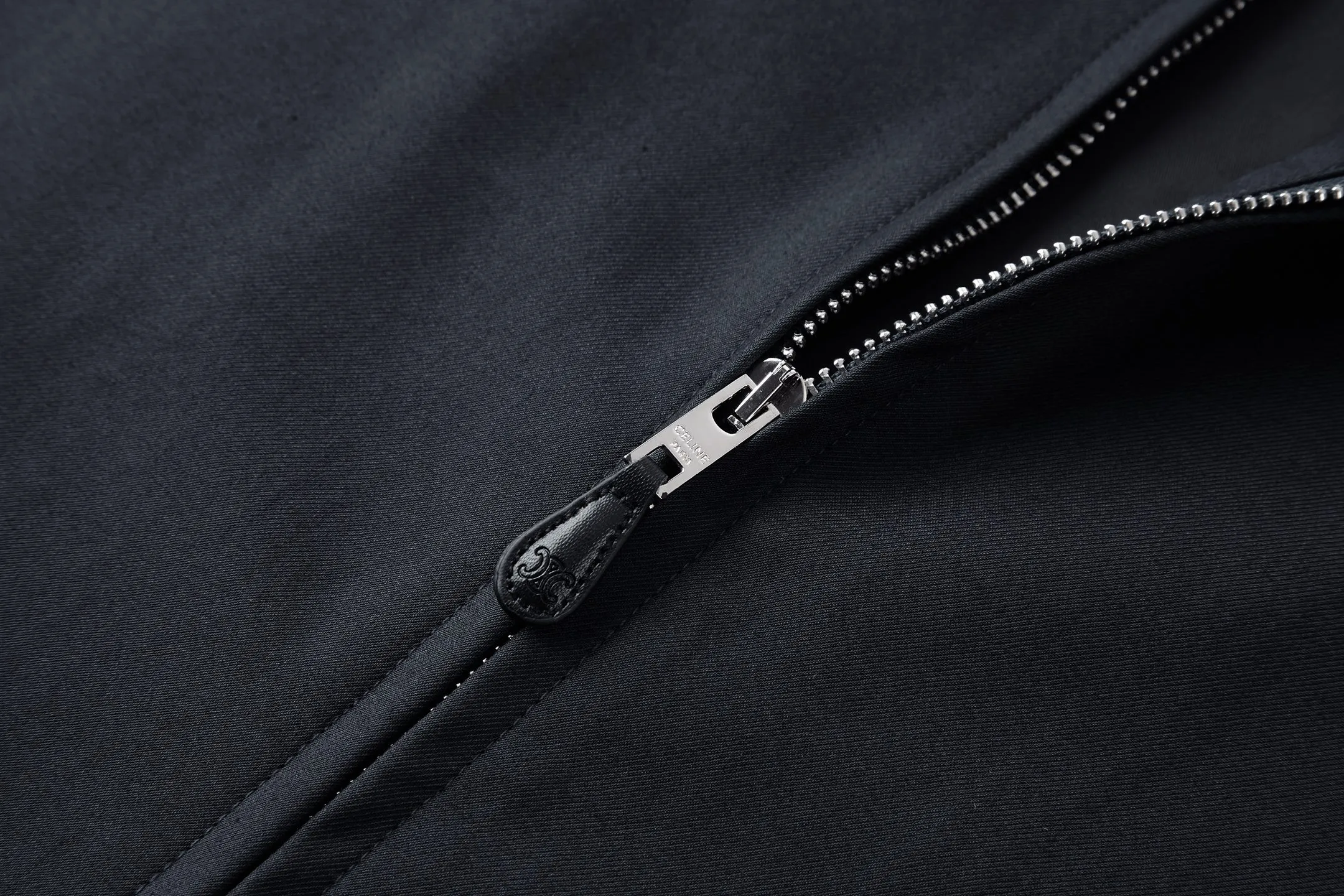 🅿️480 exclusive supply] Celine Arc de Triomphe embroidered zipper jacket (navy blue). The original version was purchased and developed for 19,500. The fabric is made of 32-count combed cotton fabric and is custom-woven with 60% wool. Double layer composite thickening, weight is about 400 grams. Lined with high-density spun lining. The zipper uses electroplated hardware and bright silver pull bars, and the zipper uses European-style imported zippers, decorated with composite cowhide sliders. The embroidery uses 3D three-dimensional embroidery, and the chest is embellished with Arc de Triomphe embroidery. Add a touch of simple, high-end style. The shirt collar is made of double layers and ironed to make the upper body of the clothes more three-dimensional. The entire garment is made using a special machine. Lining: 62% wool, 38% cotton Lining: 100% viscose Pocket lining: 100% cotton TRIOMPHE embroidered loose fit shirt collar, 2 diagonal suit pockets Elastic waistband and cuffs, zipper closure, TRIOMPHE embossed leather zipper puller. Size:S-M-L-XL