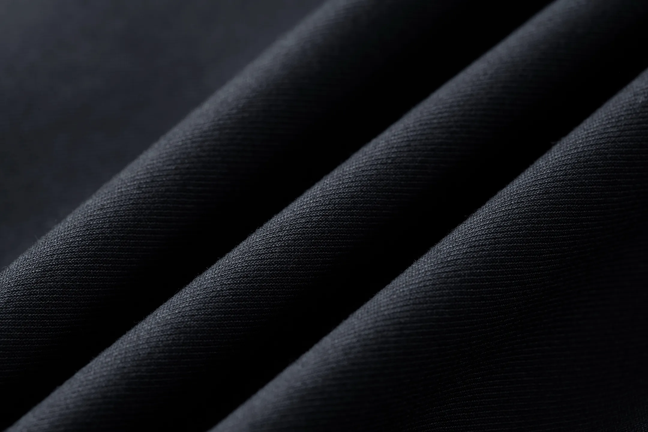 🅿️480 exclusive supply] Celine Arc de Triomphe embroidered zipper jacket (navy blue). The original version was purchased and developed for 19,500. The fabric is made of 32-count combed cotton fabric and is custom-woven with 60% wool. Double layer composite thickening, weight is about 400 grams. Lined with high-density spun lining. The zipper uses electroplated hardware and bright silver pull bars, and the zipper uses European-style imported zippers, decorated with composite cowhide sliders. The embroidery uses 3D three-dimensional embroidery, and the chest is embellished with Arc de Triomphe embroidery. Add a touch of simple, high-end style. The shirt collar is made of double layers and ironed to make the upper body of the clothes more three-dimensional. The entire garment is made using a special machine. Lining: 62% wool, 38% cotton Lining: 100% viscose Pocket lining: 100% cotton TRIOMPHE embroidered loose fit shirt collar, 2 diagonal suit pockets Elastic waistband and cuffs, zipper closure, TRIOMPHE embossed leather zipper puller. Size:S-M-L-XL