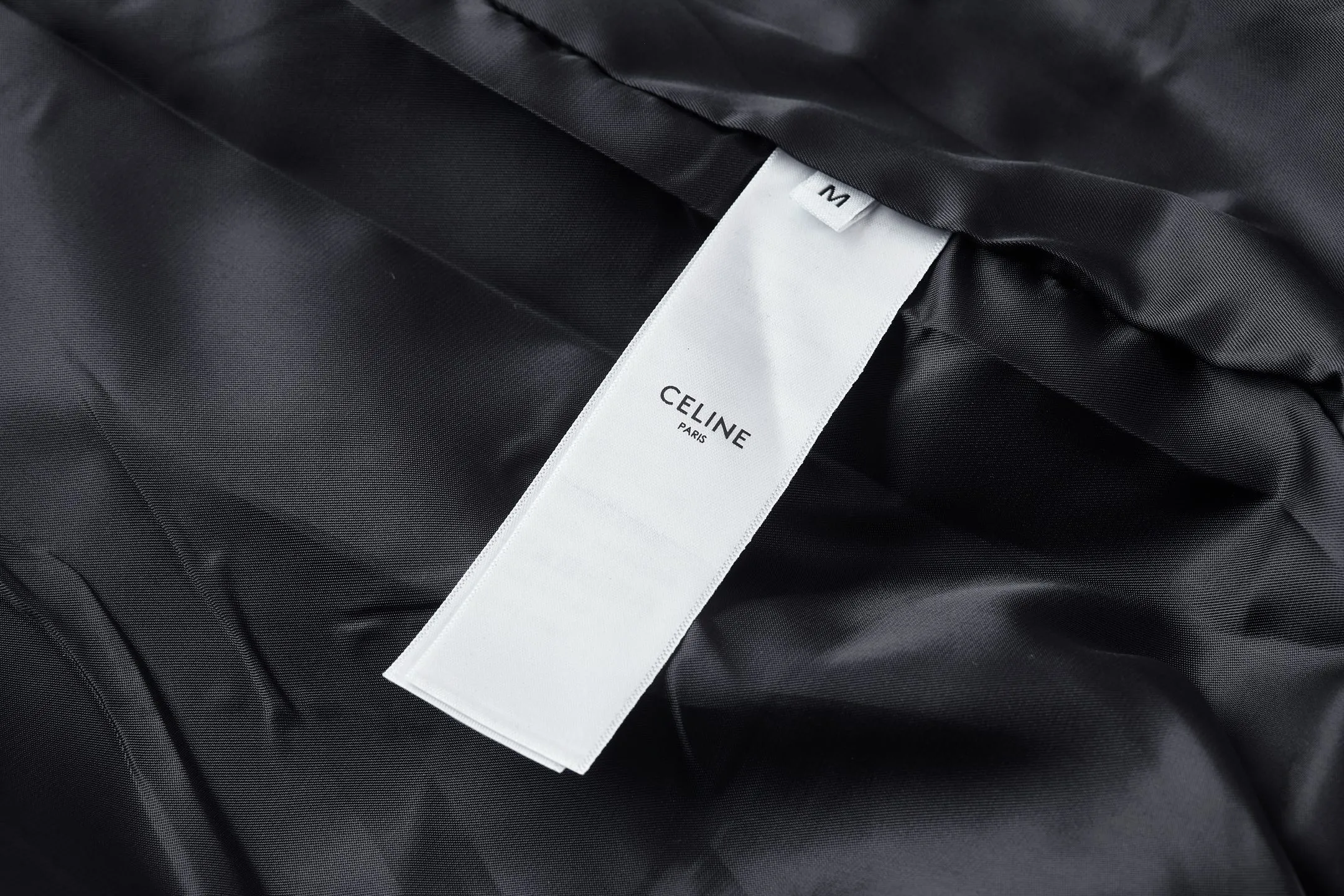 🅿️480 exclusive supply] Celine Arc de Triomphe embroidered zipper jacket (navy blue). The original version was purchased and developed for 19,500. The fabric is made of 32-count combed cotton fabric and is custom-woven with 60% wool. Double layer composite thickening, weight is about 400 grams. Lined with high-density spun lining. The zipper uses electroplated hardware and bright silver pull bars, and the zipper uses European-style imported zippers, decorated with composite cowhide sliders. The embroidery uses 3D three-dimensional embroidery, and the chest is embellished with Arc de Triomphe embroidery. Add a touch of simple, high-end style. The shirt collar is made of double layers and ironed to make the upper body of the clothes more three-dimensional. The entire garment is made using a special machine. Lining: 62% wool, 38% cotton Lining: 100% viscose Pocket lining: 100% cotton TRIOMPHE embroidered loose fit shirt collar, 2 diagonal suit pockets Elastic waistband and cuffs, zipper closure, TRIOMPHE embossed leather zipper puller. Size:S-M-L-XL