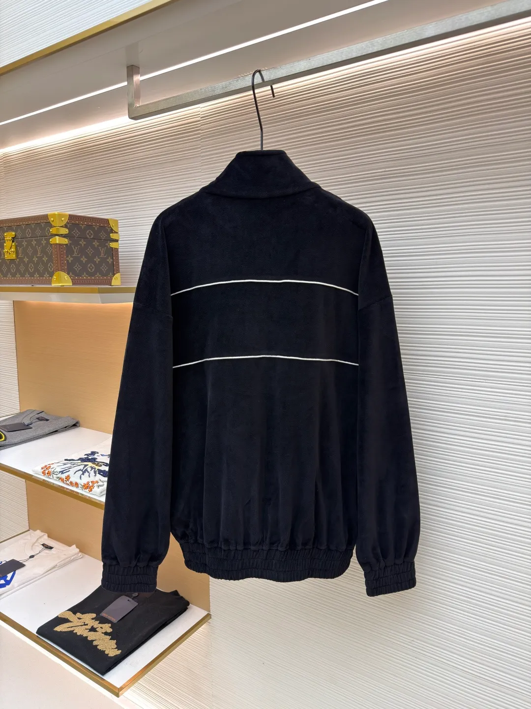 CELINE velvet letter jacket ●Original version: purchased and developed for 13,000 ●Item number: 1681425-B25 ●Fabric: velvet fabric ●Technology: Pressed production ●Version: fitted version ●Weight: about 665 grams ●Size: XS-S-M-L ●Description: The fabric is made of 80% cotton + 20% polyester blended plain fabric. The AB color swatch is printed according to the Y version, and the bulk fabric is ordered and dyed. The loops on the surface of the fabric are raised using a 24-pipe napping machine. After raising, the nap is suctioned and sheared, just like the Y version. The pile height is 0.3cm. The pile components are all 100% cotton yarn. It is breathable and anti-static. It is different from the low-end versions of polyester fleece fabrics in the market. The front panel is embroidered with Tajima embroidery machine imported from Japan. The cotton mercerized thread is embroidered in multiple layers to embroider three-dimensional small chapter flowers. The bottom The surface is equipped with TPU film, which is manually positioned and pressed on the cut piece using a constant-temperature embossing machine. It is matched with 50s double-ply cotton plain weave pocket fabric. A small pendant with double C snap hardware is hung on the zipper. The entire stop is flat-carved with contrasting color extrusion strips, and all seams are small three-line and two-point seams. The overall wiring is straight and delicate, the fabric is comfortable and soft, and the color is consistent without color difference. It can be matched with the same style to create a fashionable look and control various occasions. Customized accessories, complete with three standards, same style for men and women!