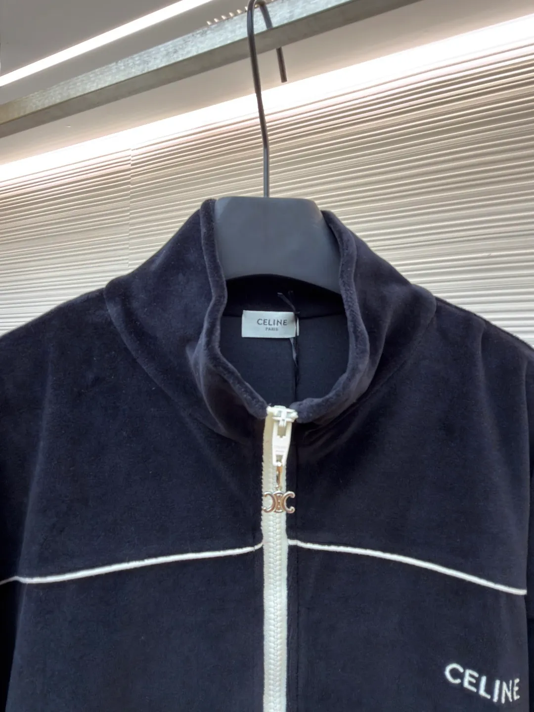 CELINE velvet letter jacket ●Original version: purchased and developed for 13,000 ●Item number: 1681425-B25 ●Fabric: velvet fabric ●Technology: Pressed production ●Version: fitted version ●Weight: about 665 grams ●Size: XS-S-M-L ●Description: The fabric is made of 80% cotton + 20% polyester blended plain fabric. The AB color swatch is printed according to the Y version, and the bulk fabric is ordered and dyed. The loops on the surface of the fabric are raised using a 24-pipe napping machine. After raising, the nap is suctioned and sheared, just like the Y version. The pile height is 0.3cm. The pile components are all 100% cotton yarn. It is breathable and anti-static. It is different from the low-end versions of polyester fleece fabrics in the market. The front panel is embroidered with Tajima embroidery machine imported from Japan. The cotton mercerized thread is embroidered in multiple layers to embroider three-dimensional small chapter flowers. The bottom The surface is equipped with TPU film, which is manually positioned and pressed on the cut piece using a constant-temperature embossing machine. It is matched with 50s double-ply cotton plain weave pocket fabric. A small pendant with double C snap hardware is hung on the zipper. The entire stop is flat-carved with contrasting color extrusion strips, and all seams are small three-line and two-point seams. The overall wiring is straight and delicate, the fabric is comfortable and soft, and the color is consistent without color difference. It can be matched with the same style to create a fashionable look and control various occasions. Customized accessories, complete with three standards, same style for men and women!