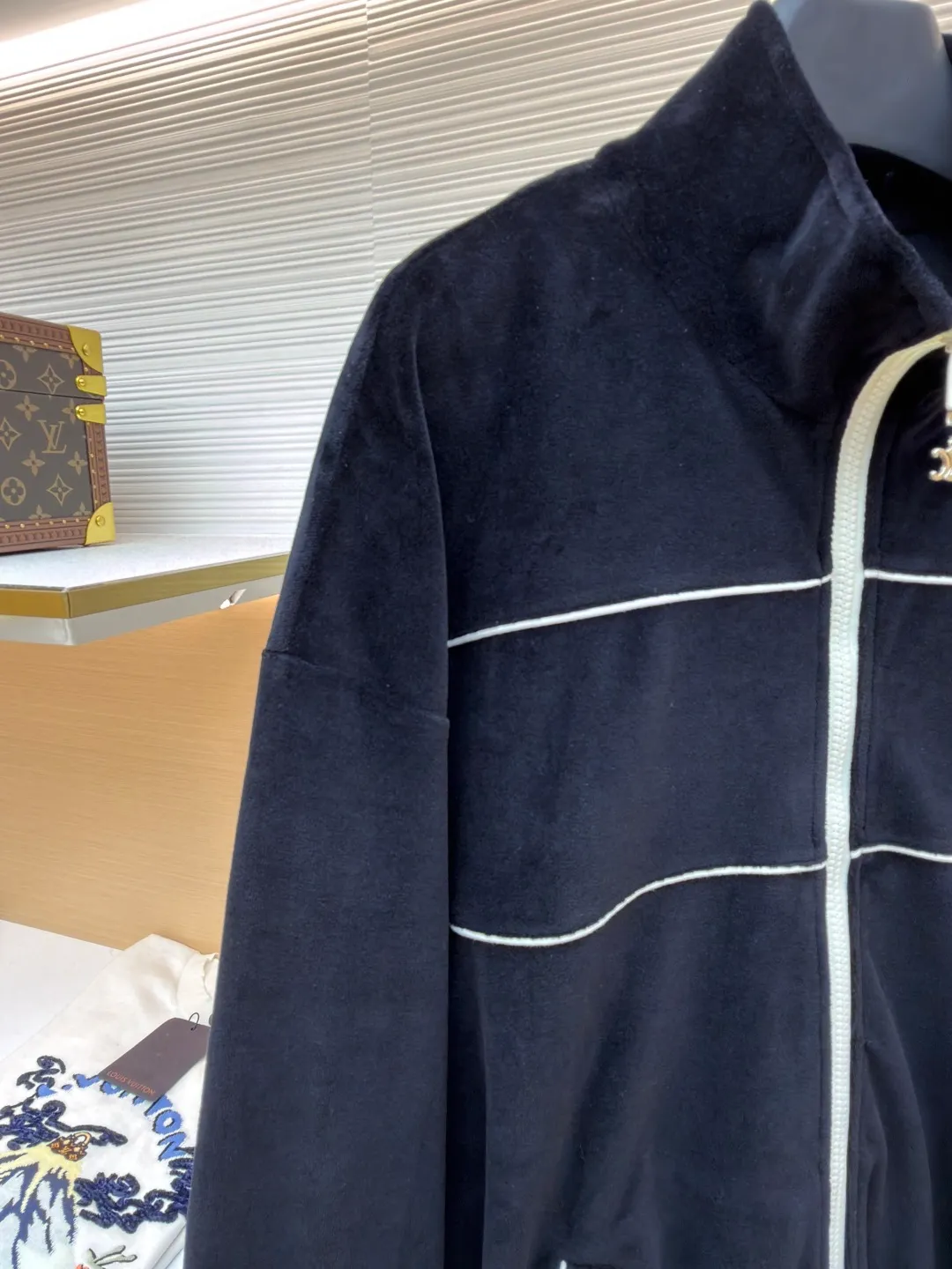 CELINE velvet letter jacket ●Original version: purchased and developed for 13,000 ●Item number: 1681425-B25 ●Fabric: velvet fabric ●Technology: Pressed production ●Version: fitted version ●Weight: about 665 grams ●Size: XS-S-M-L ●Description: The fabric is made of 80% cotton + 20% polyester blended plain fabric. The AB color swatch is printed according to the Y version, and the bulk fabric is ordered and dyed. The loops on the surface of the fabric are raised using a 24-pipe napping machine. After raising, the nap is suctioned and sheared, just like the Y version. The pile height is 0.3cm. The pile components are all 100% cotton yarn. It is breathable and anti-static. It is different from the low-end versions of polyester fleece fabrics in the market. The front panel is embroidered with Tajima embroidery machine imported from Japan. The cotton mercerized thread is embroidered in multiple layers to embroider three-dimensional small chapter flowers. The bottom The surface is equipped with TPU film, which is manually positioned and pressed on the cut piece using a constant-temperature embossing machine. It is matched with 50s double-ply cotton plain weave pocket fabric. A small pendant with double C snap hardware is hung on the zipper. The entire stop is flat-carved with contrasting color extrusion strips, and all seams are small three-line and two-point seams. The overall wiring is straight and delicate, the fabric is comfortable and soft, and the color is consistent without color difference. It can be matched with the same style to create a fashionable look and control various occasions. Customized accessories, complete with three standards, same style for men and women!